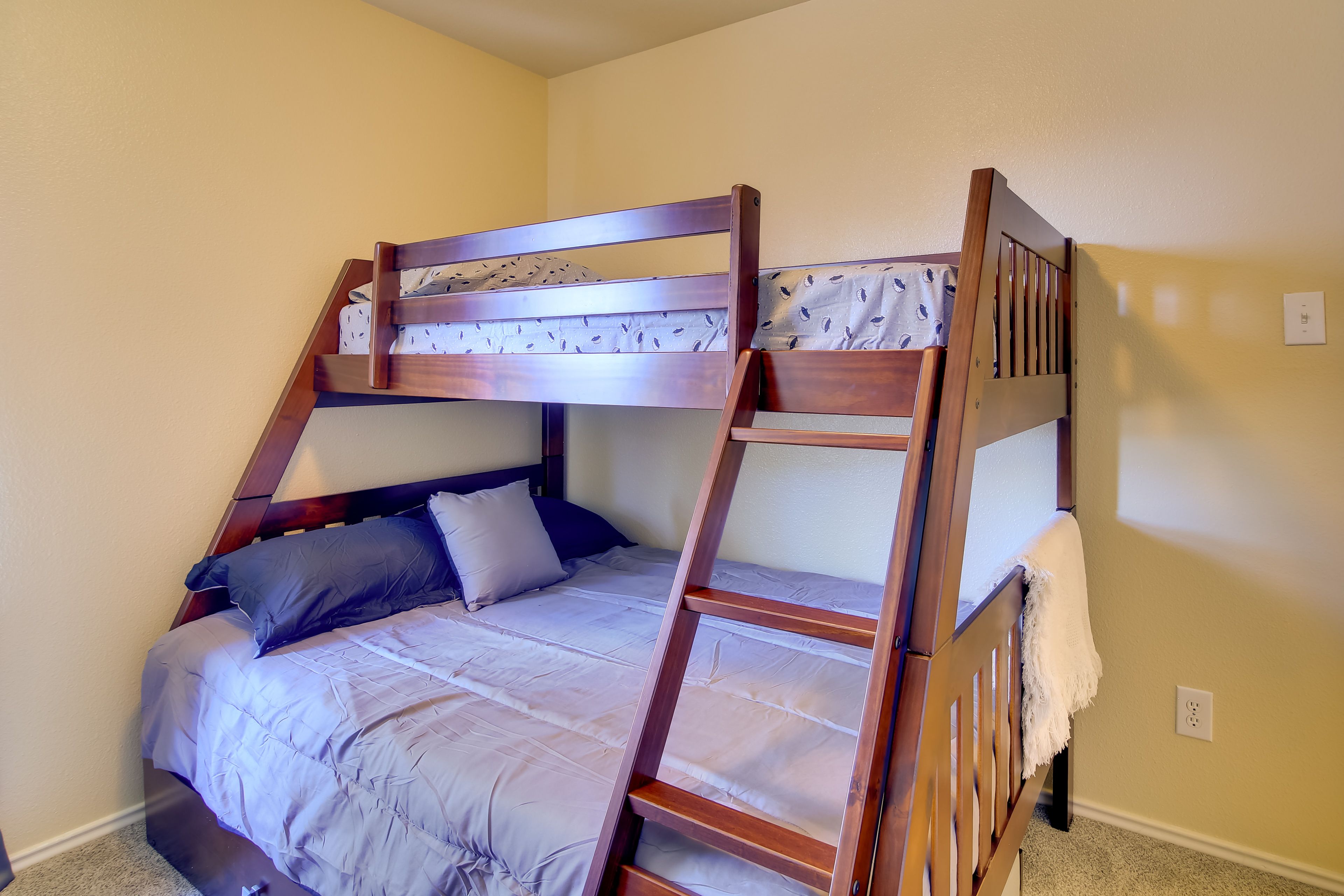 Bedroom 3 | Twin/Full Bunk Bed