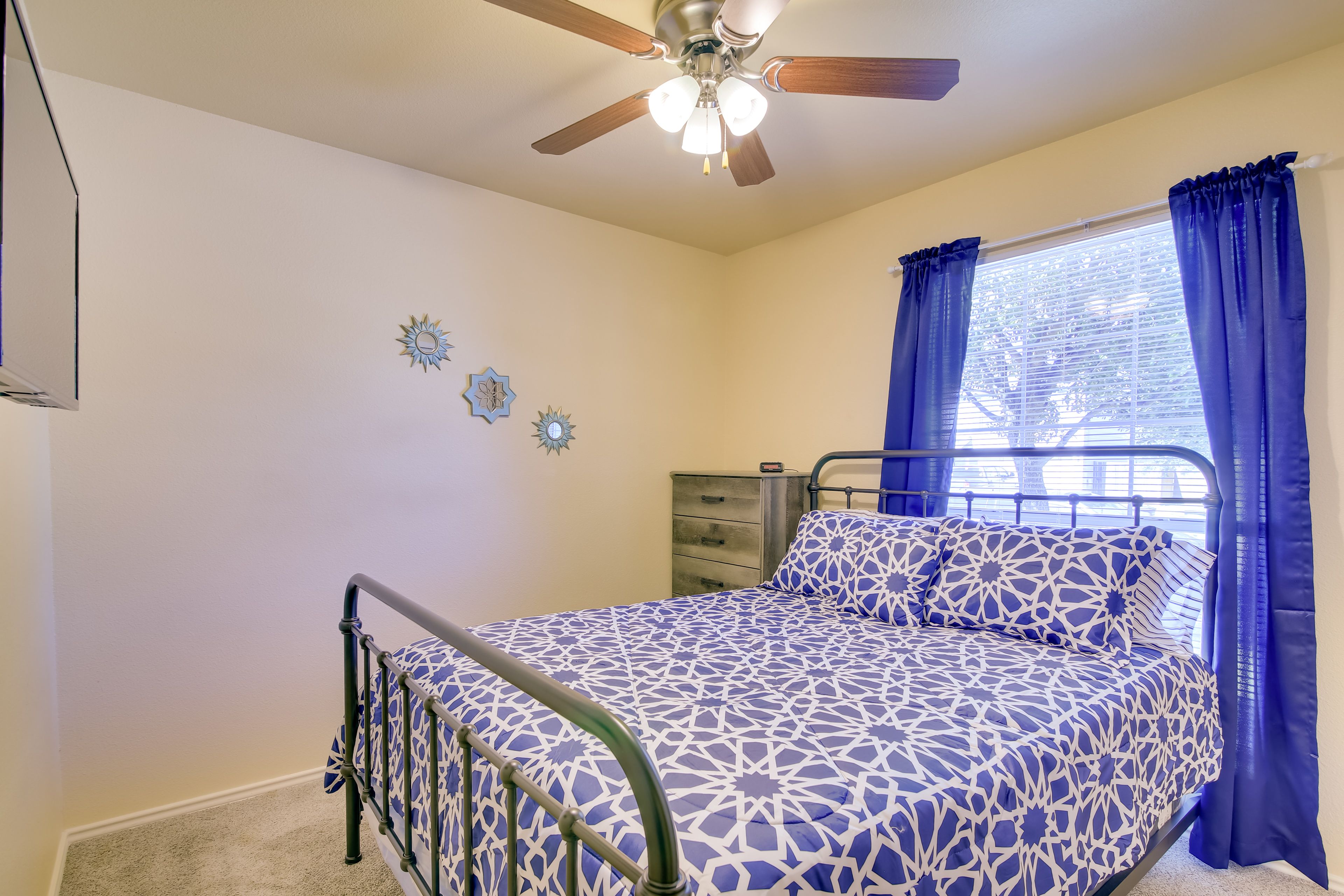 Bedroom 2 | Queen Bed