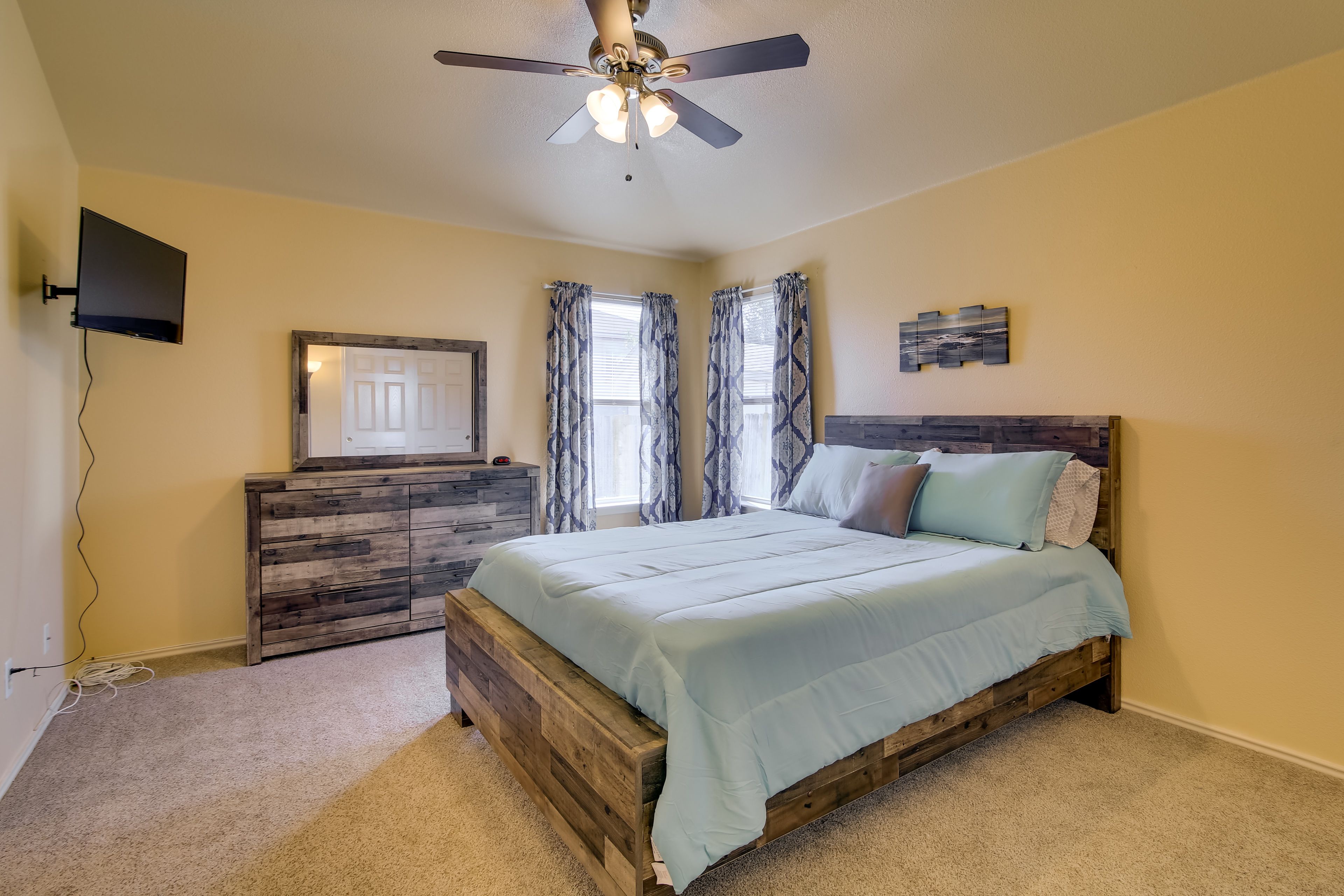 Bedroom 1 | Queen Bed