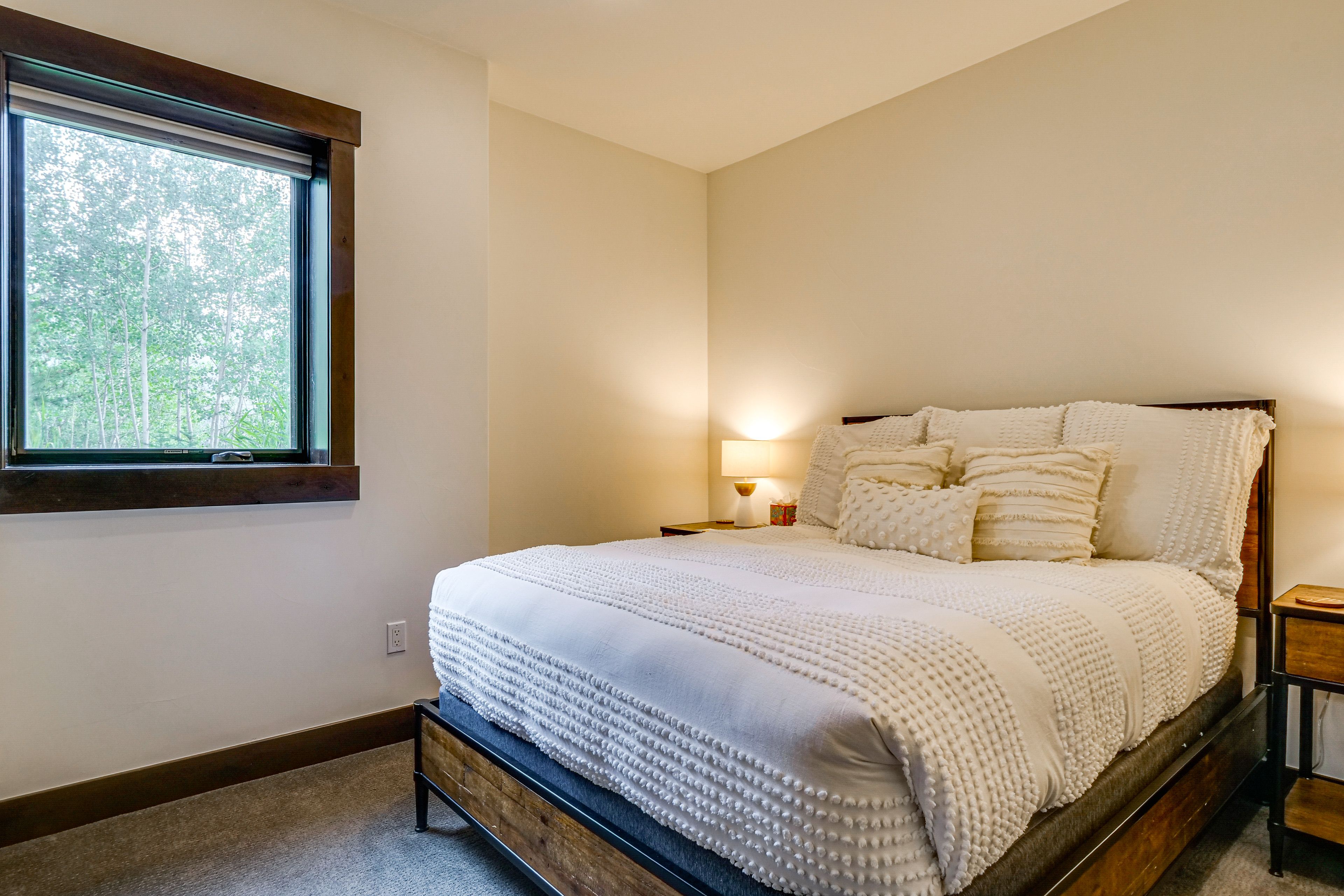 Bedroom 3 | Queen Bed | Lower Level
