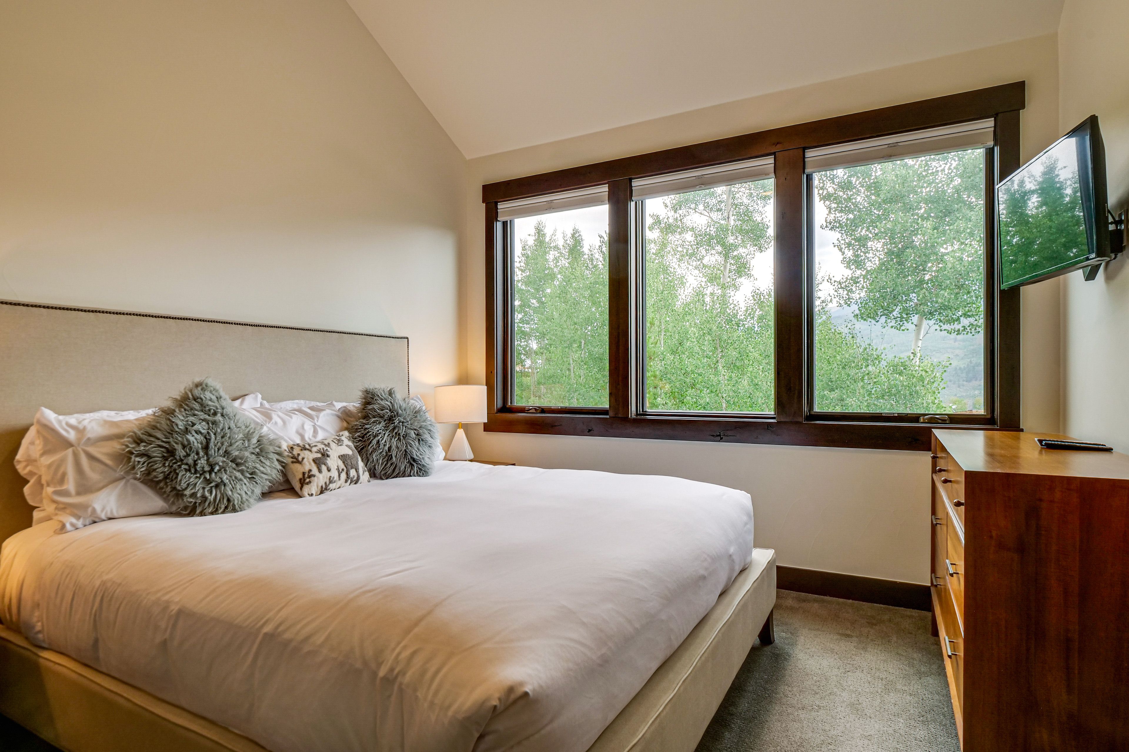 Bedroom 1 | King Bed | Main Floor