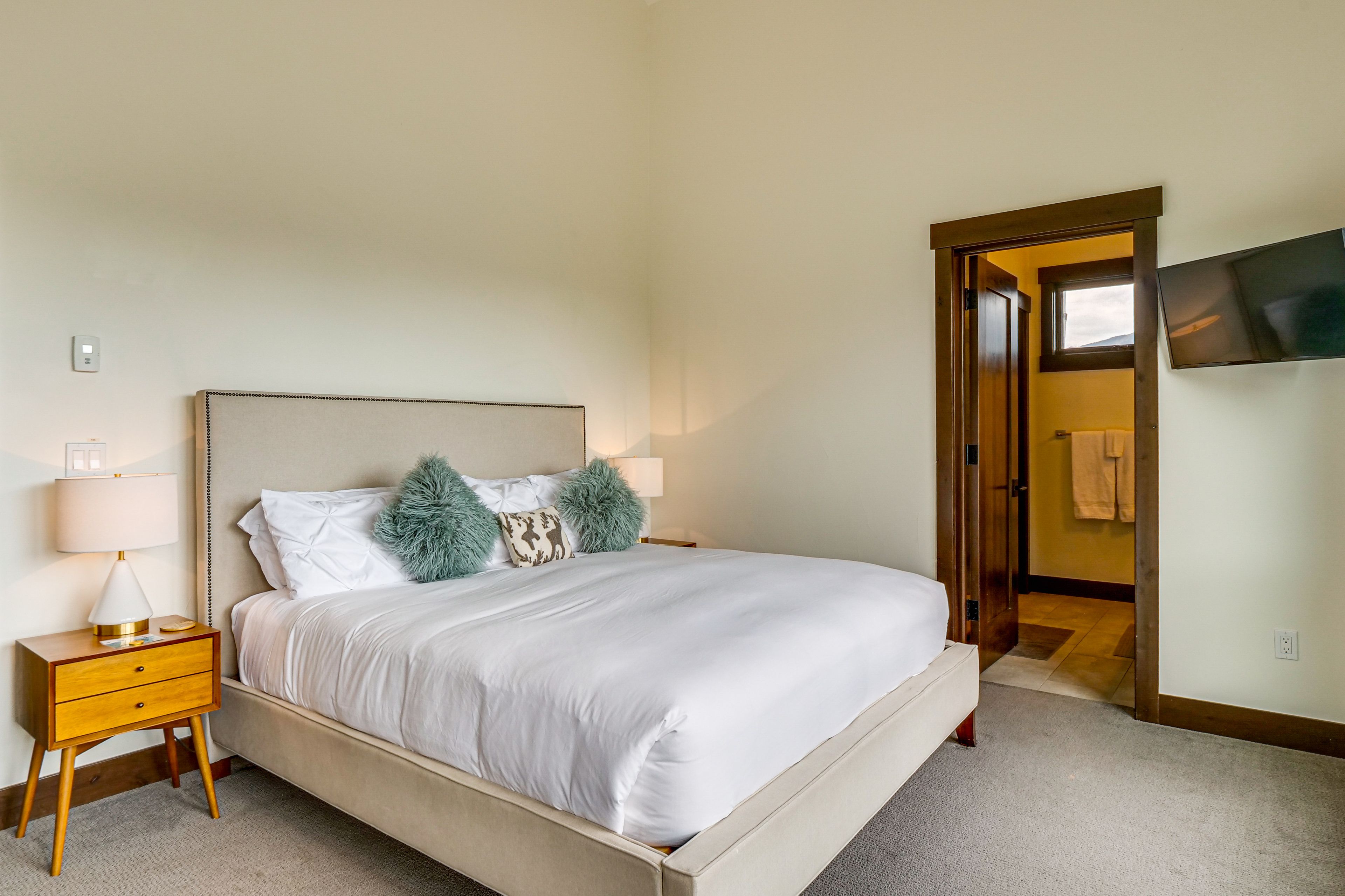 Bedroom 2 | King Bed | Main Floor
