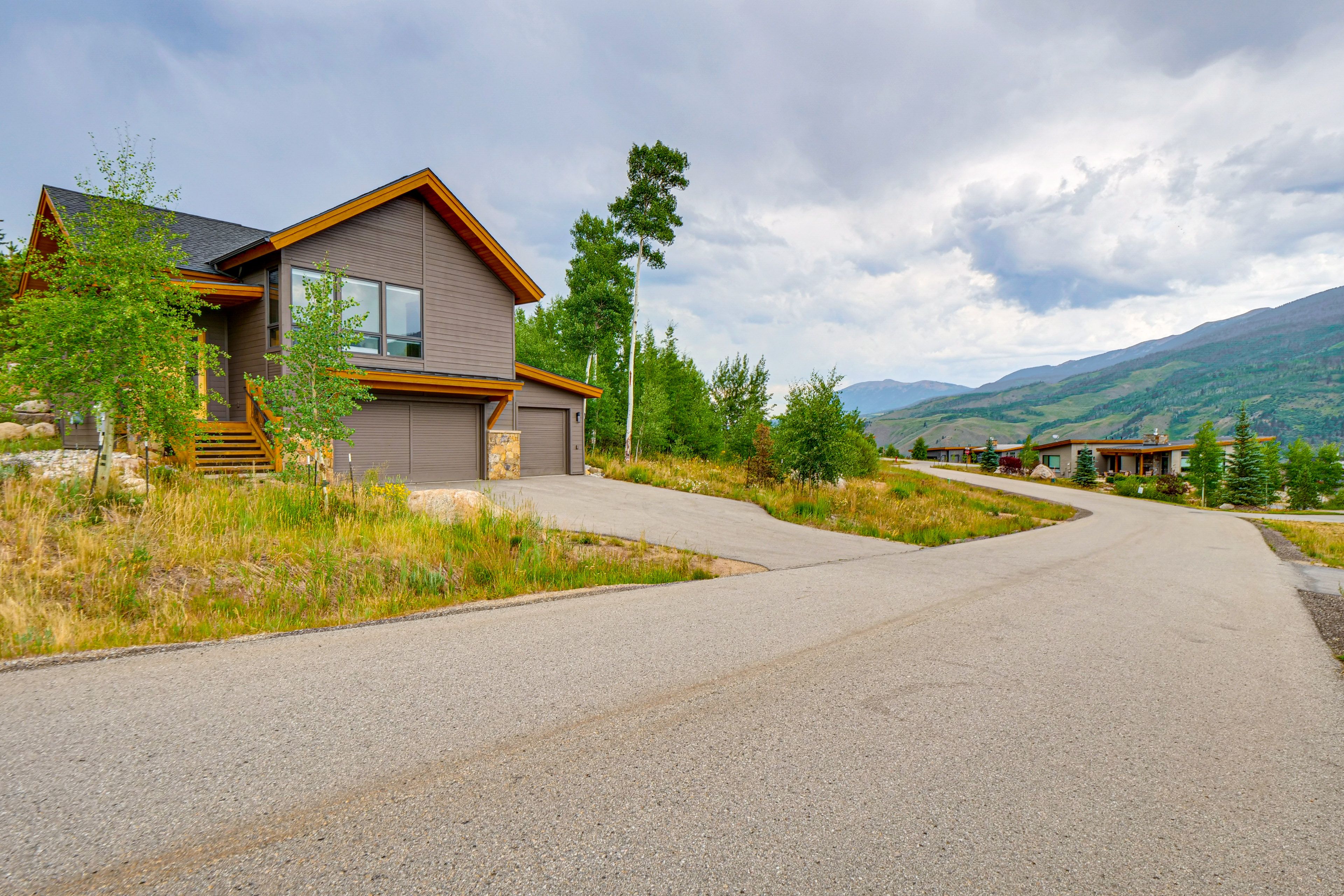 Parking | Driveway (3 Vehicles) | Garage (2 Vehicles)