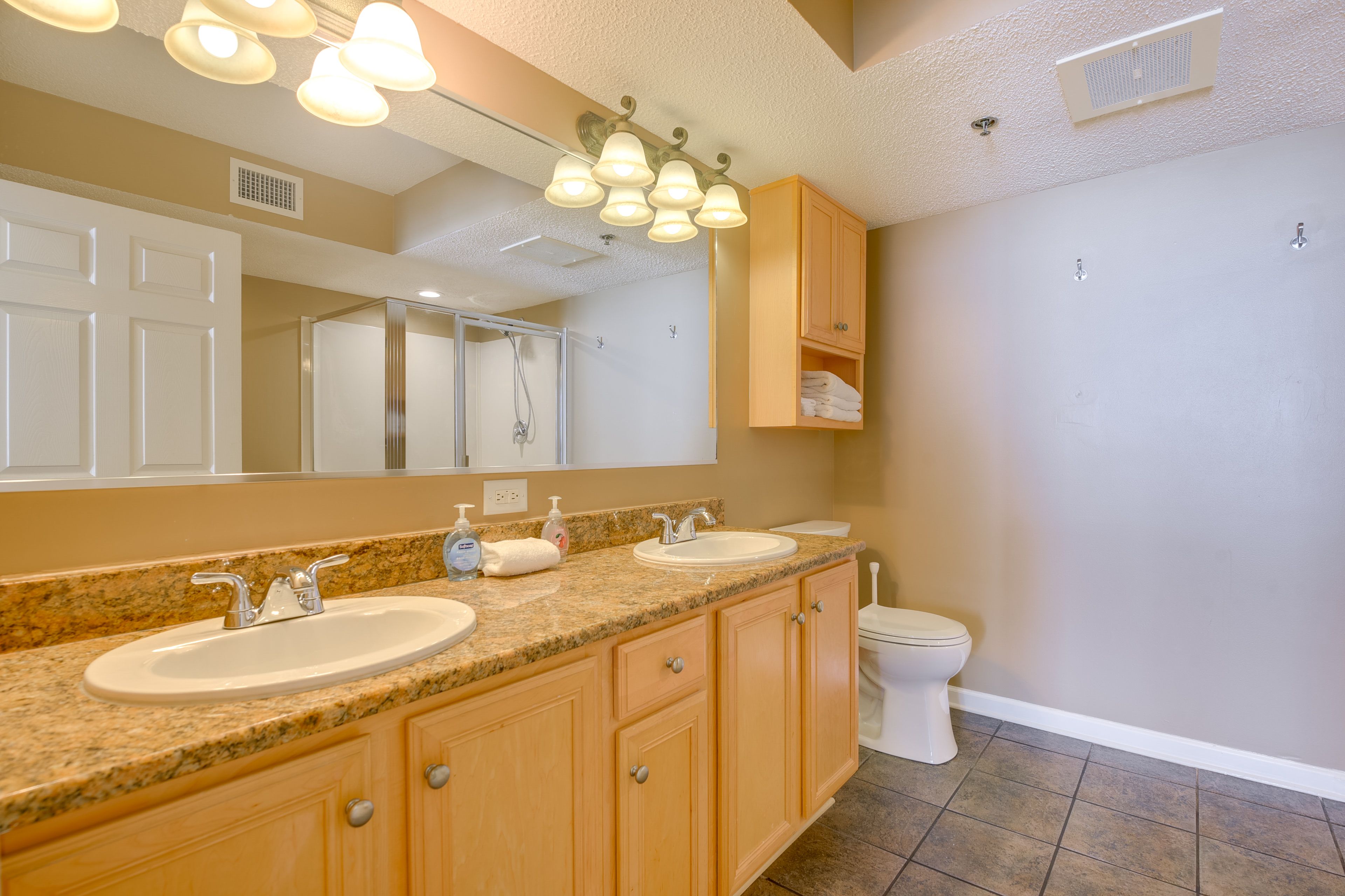 Full Bathroom | Linens & Towels