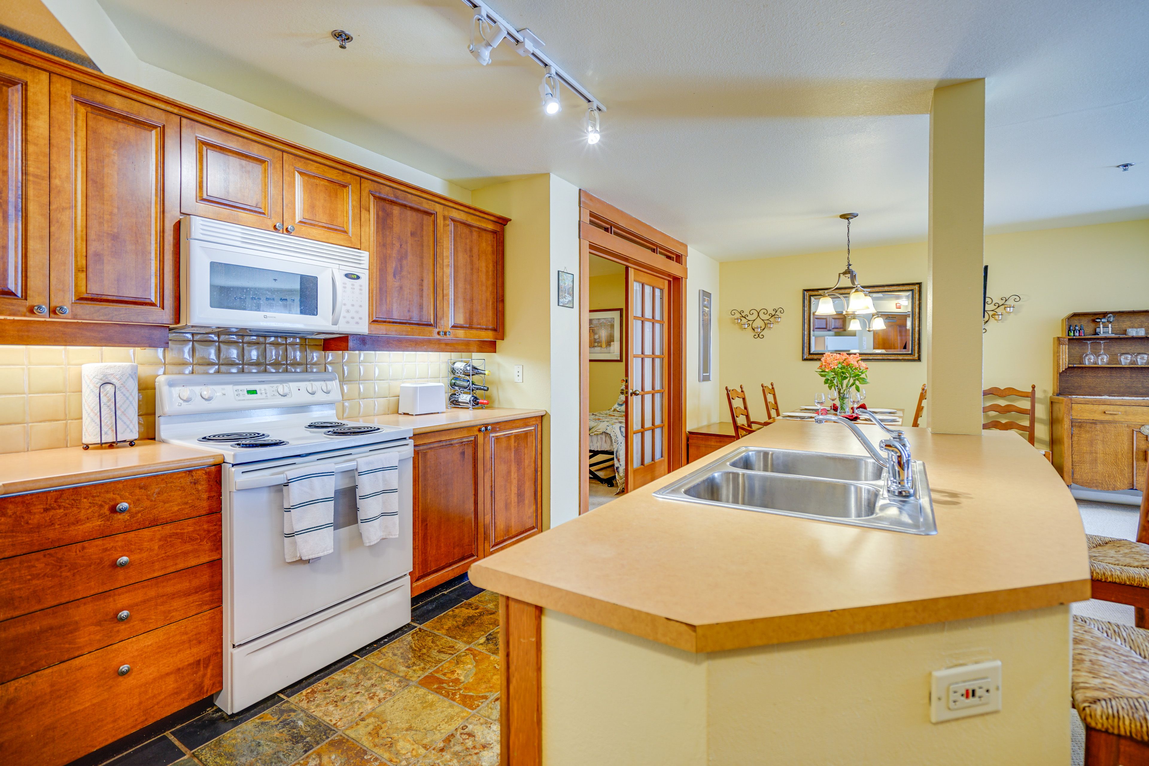 Fully Equipped Kitchen | Cooking Basics | Coffee Maker | Toaster | Crockpot