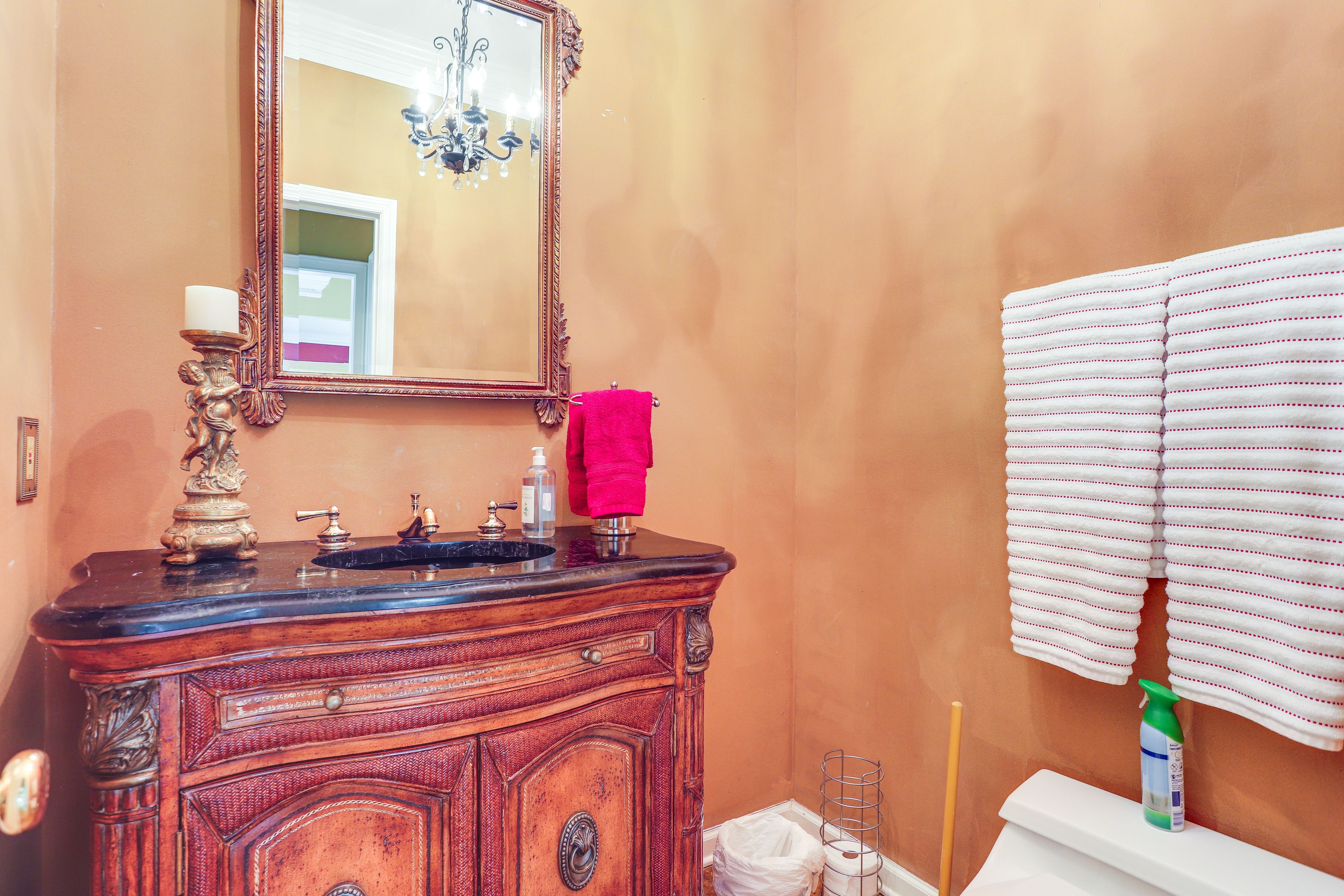 Half Bathroom | 1st Floor | Towels Provided