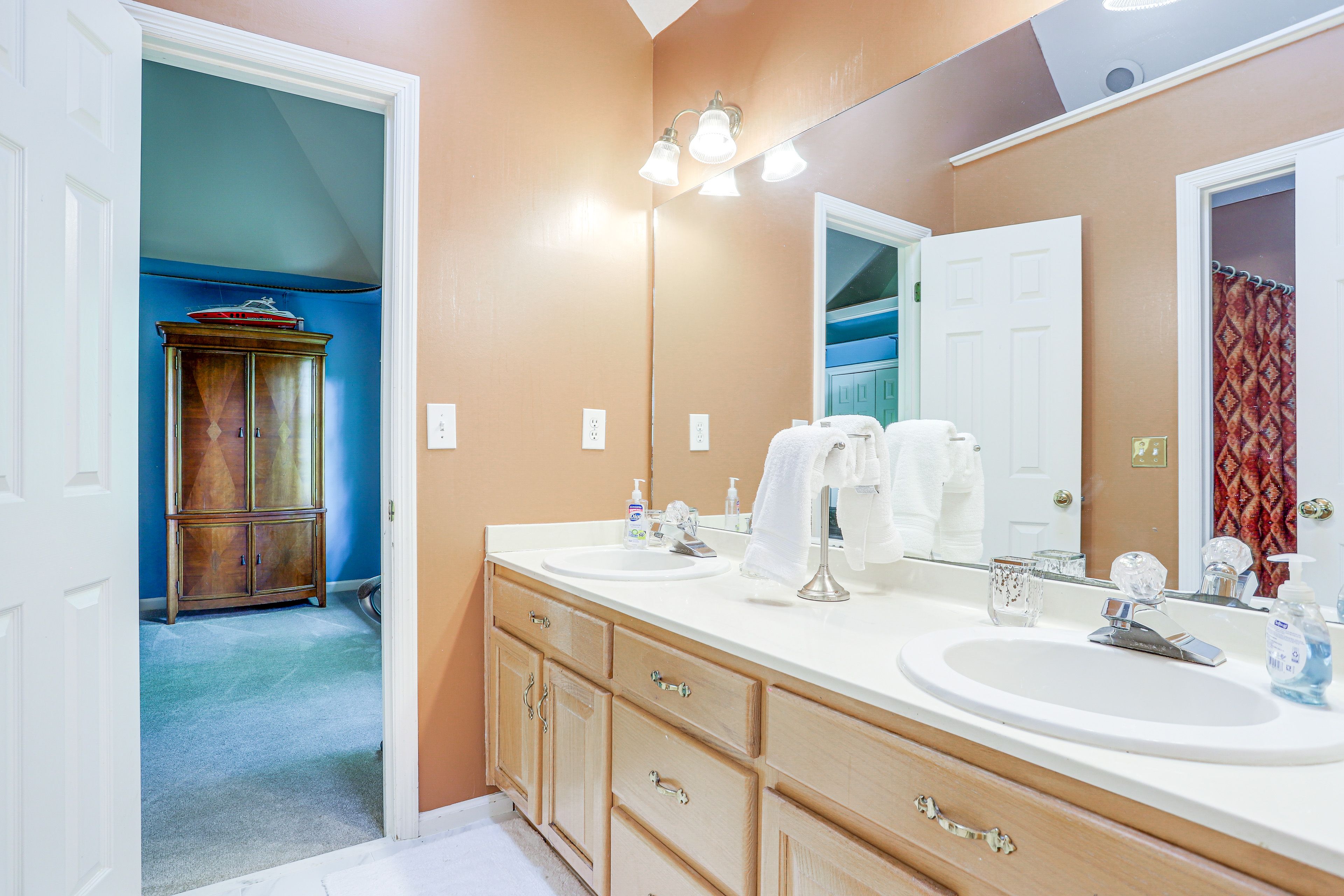 En-Suite Bathroom | 2nd Floor