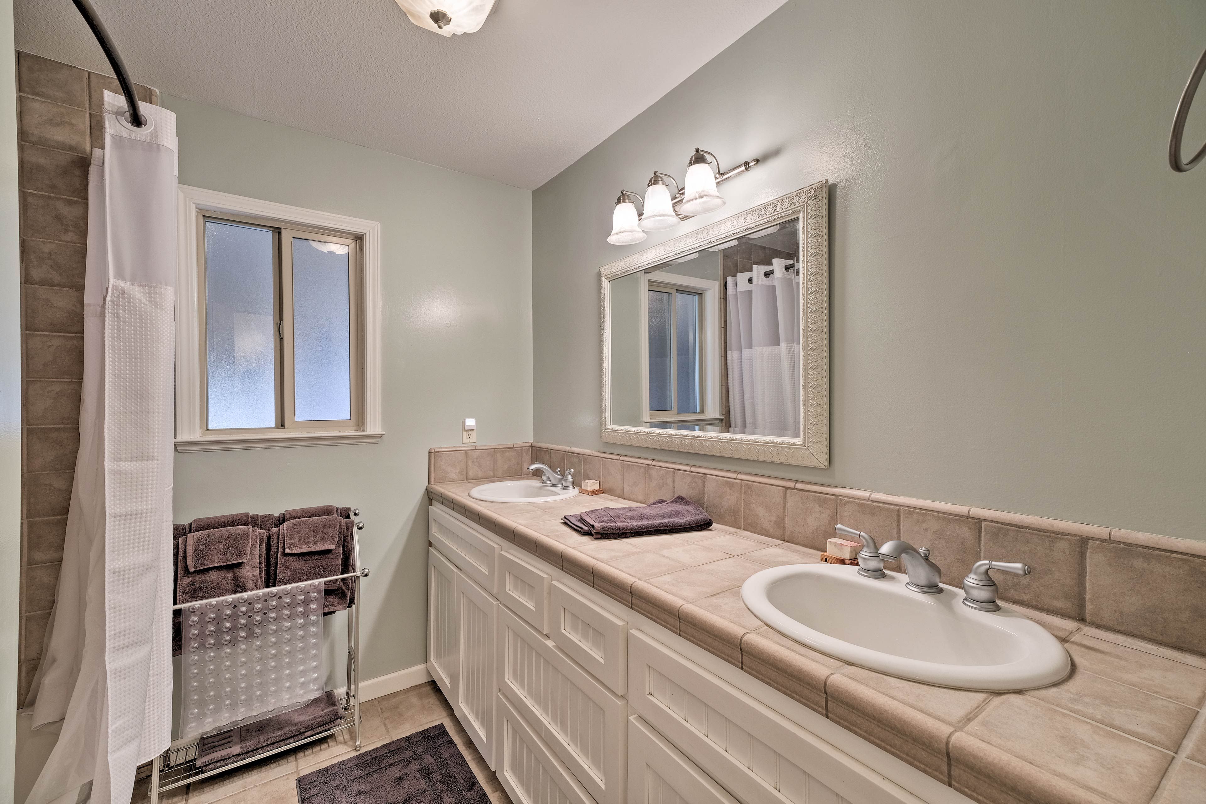 Get ready together with help of the dual sinks.