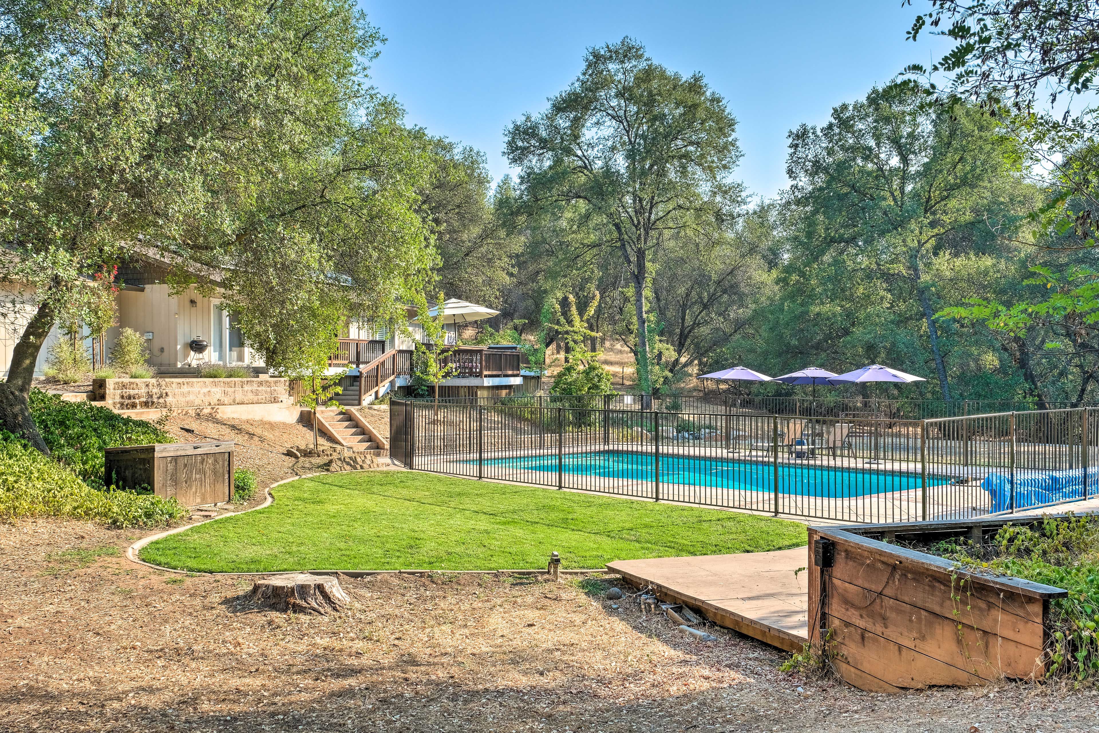 There's a swimming pool and fire pit in the yard.
