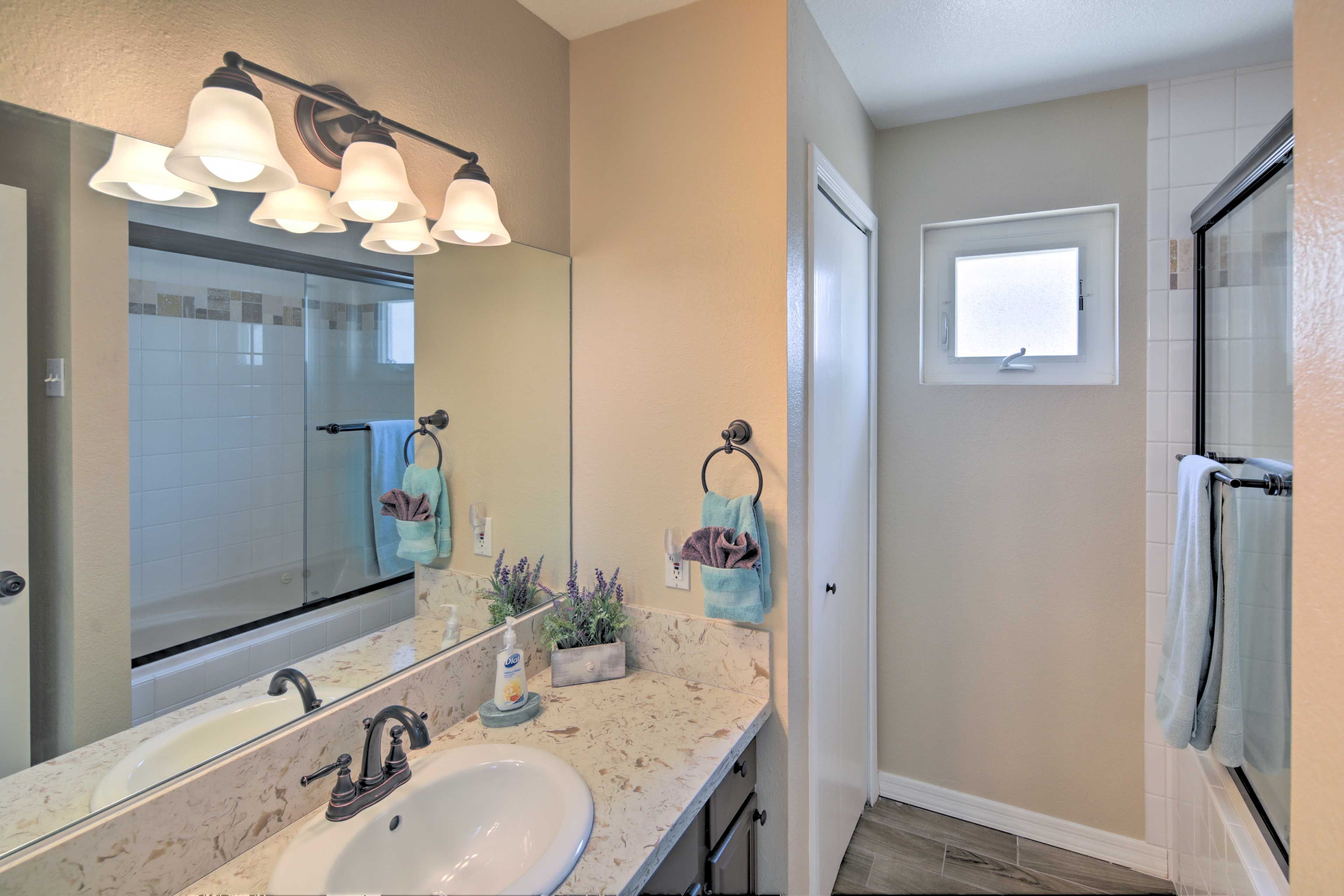 Full Bathroom | Complimentary Toiletries