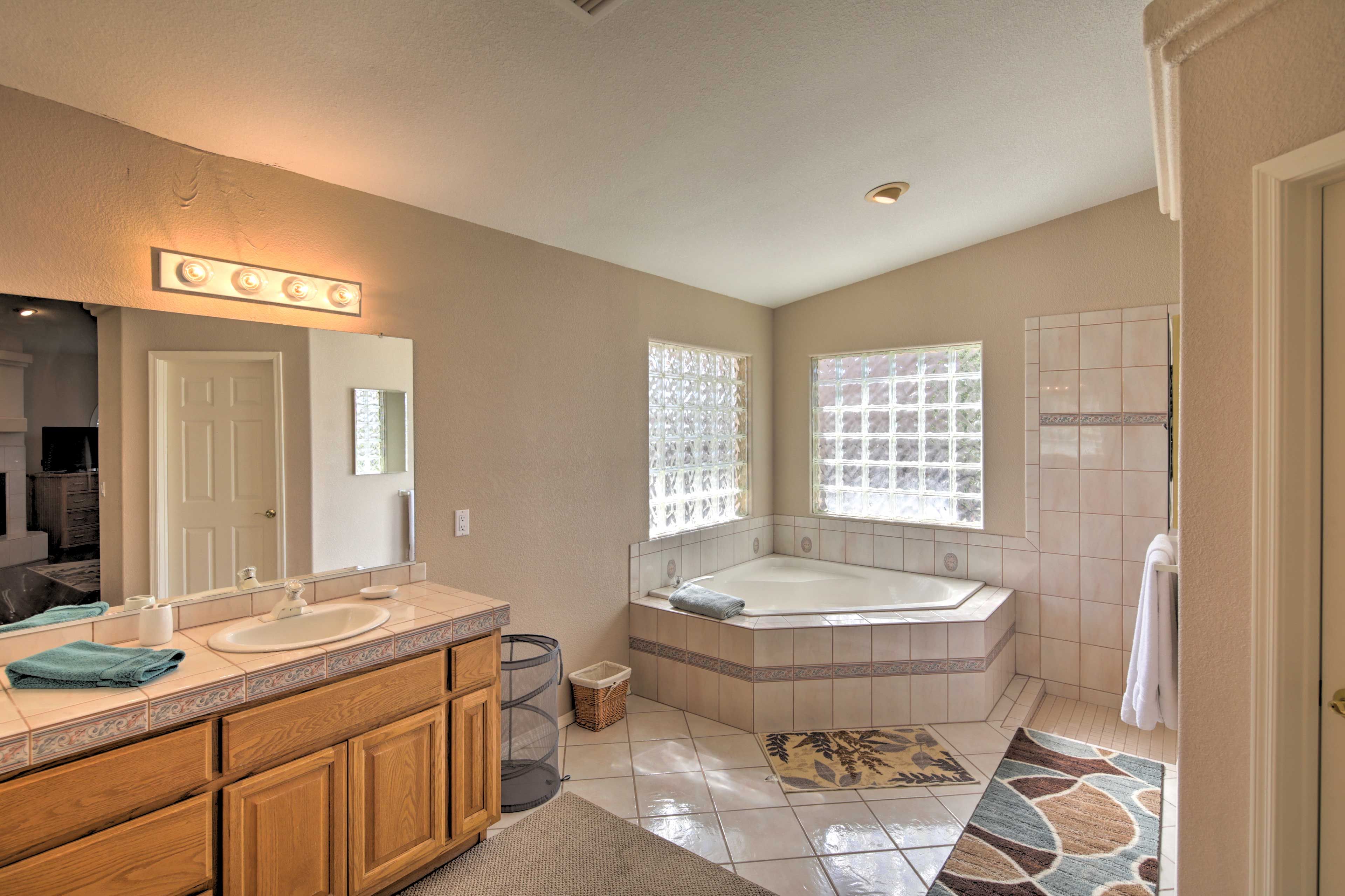 Full Bathroom | Linens & Towels