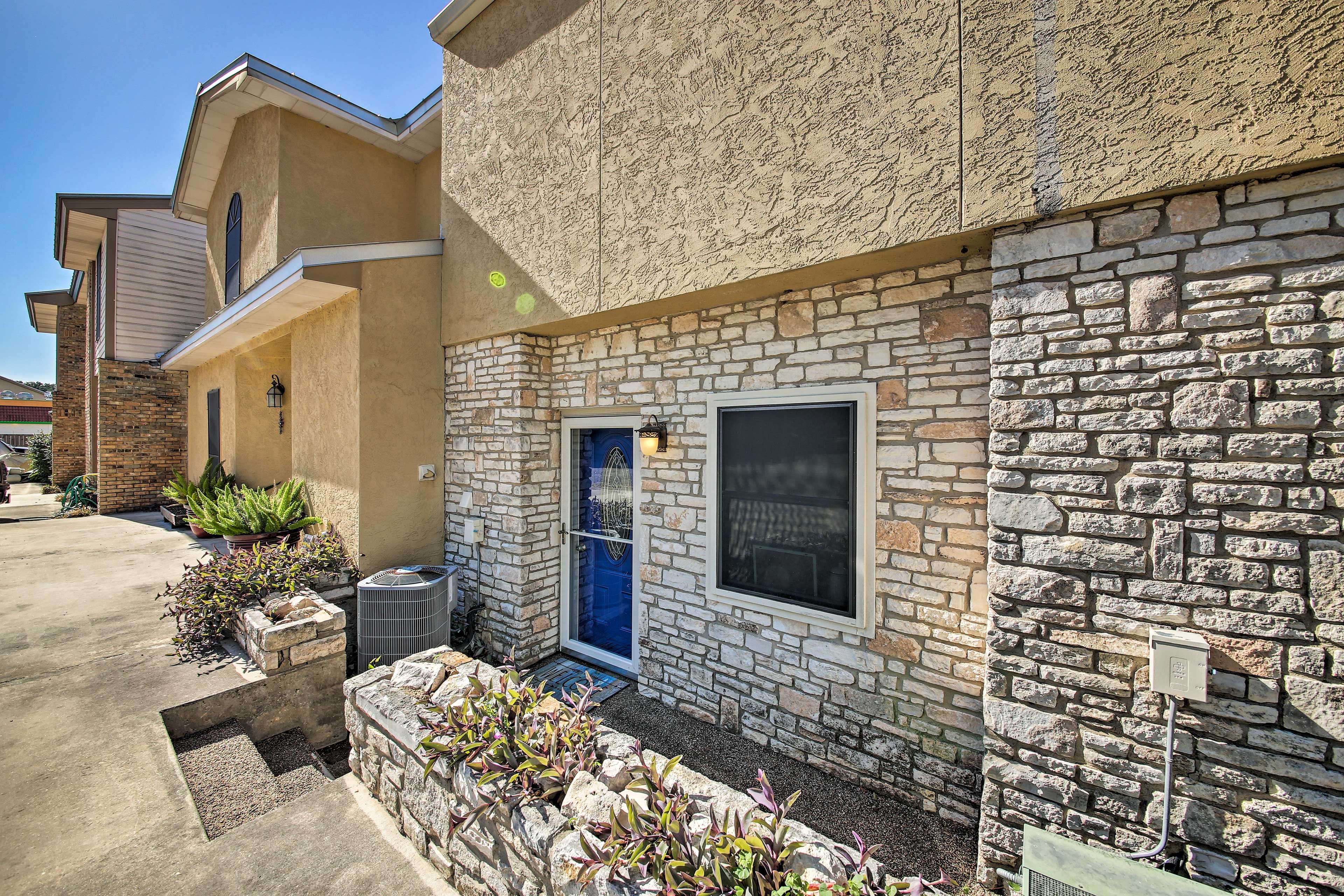This modern condo is nestled in Lakeview Townhomes, a Canyon Lake community.