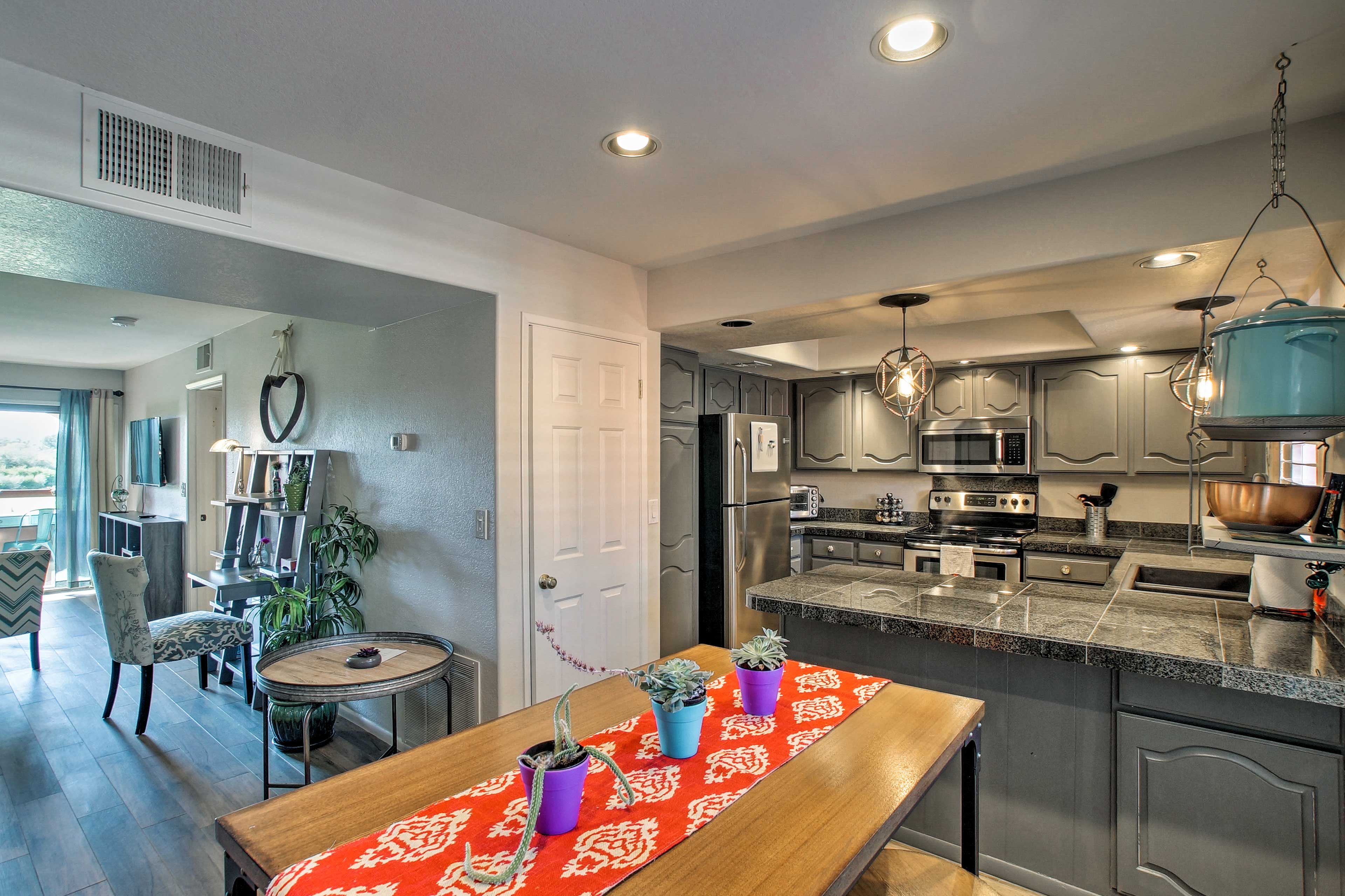 You'll have everything you need for your favorite recipes in this full kitchen.