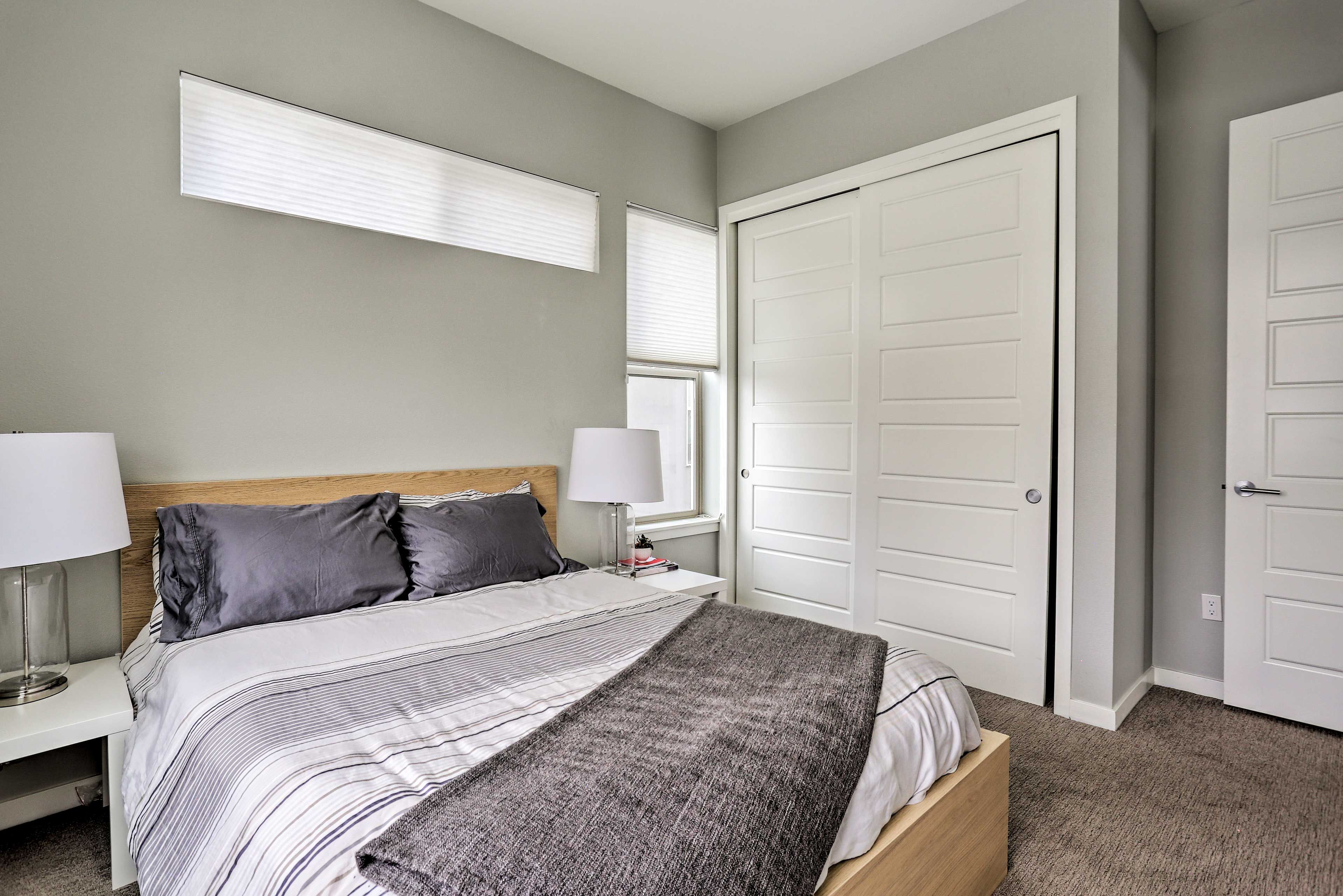 The room houses a queen-sized bed.