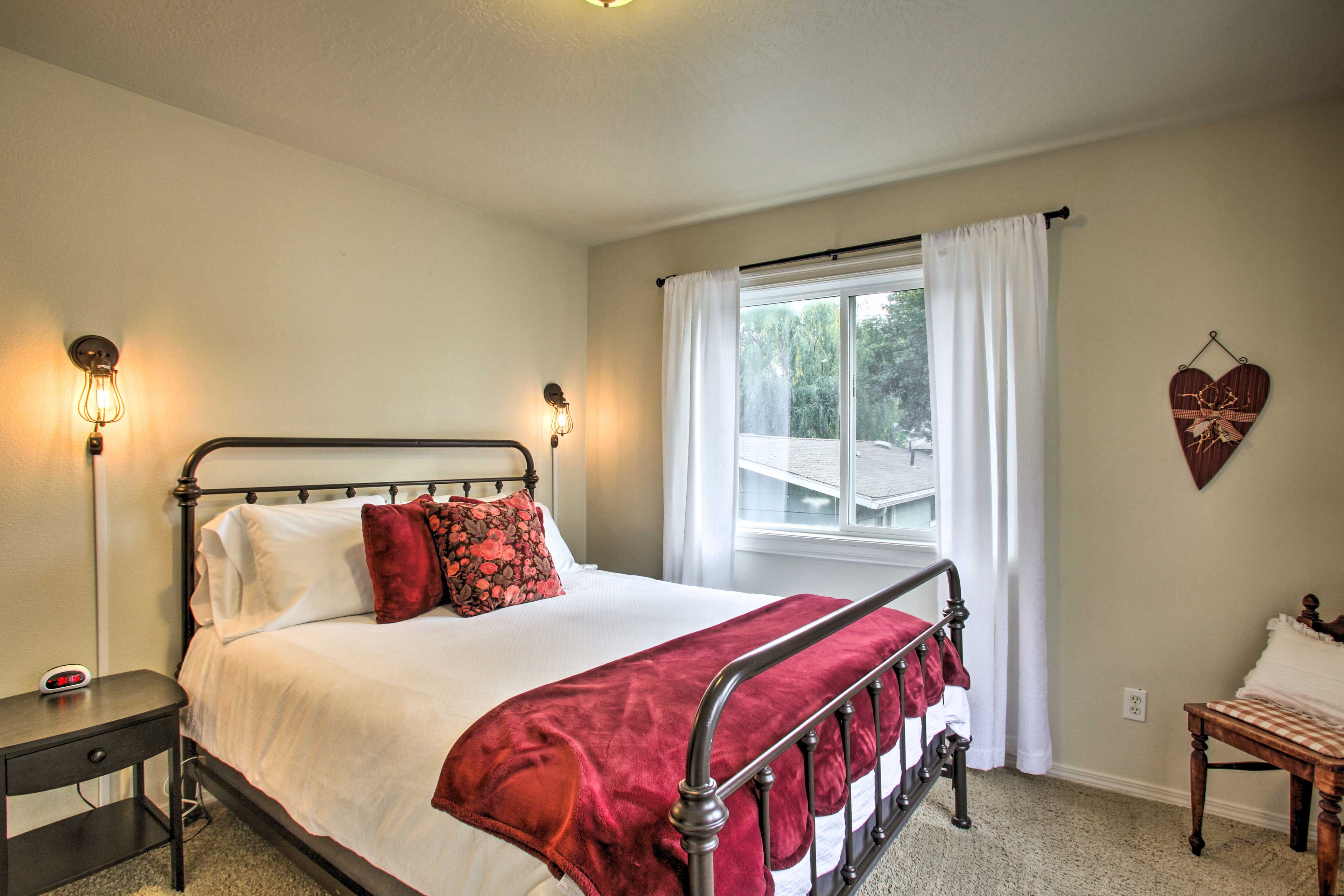 Bedroom 2 | Queen Bed