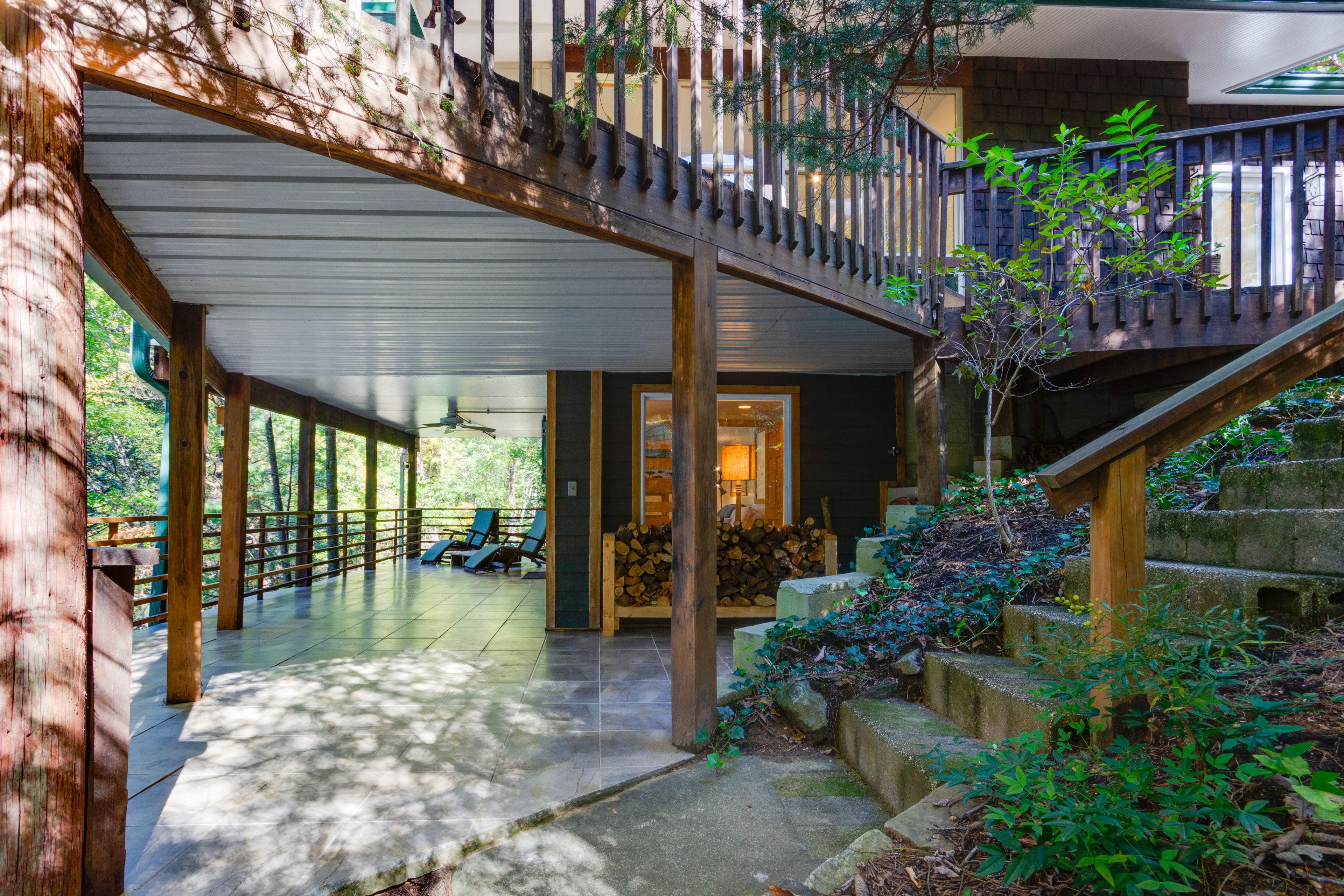 Deck & Covered Patio