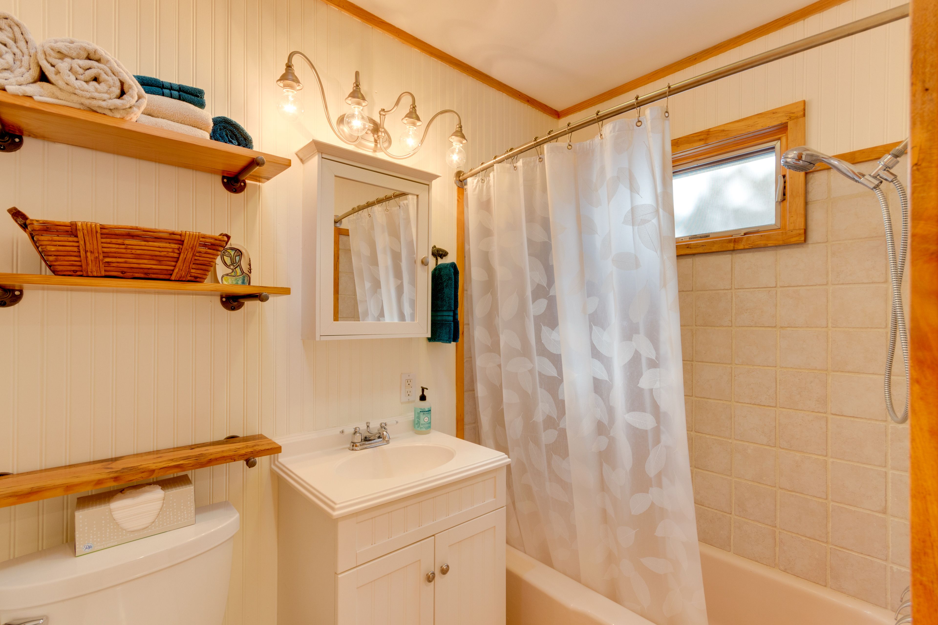 Full Bathroom | Towels Provided