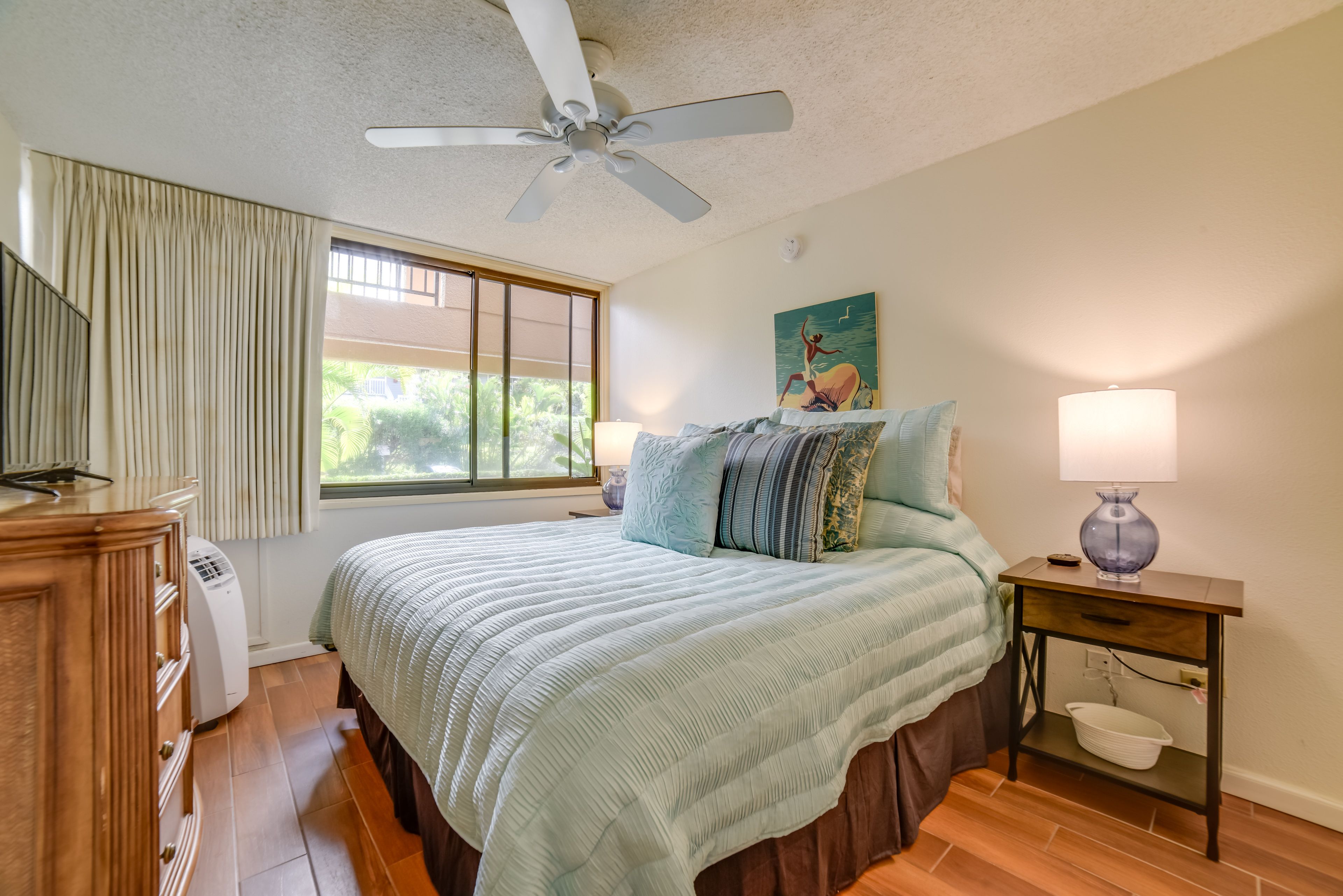 Bedroom | King Bed | Linens Provided