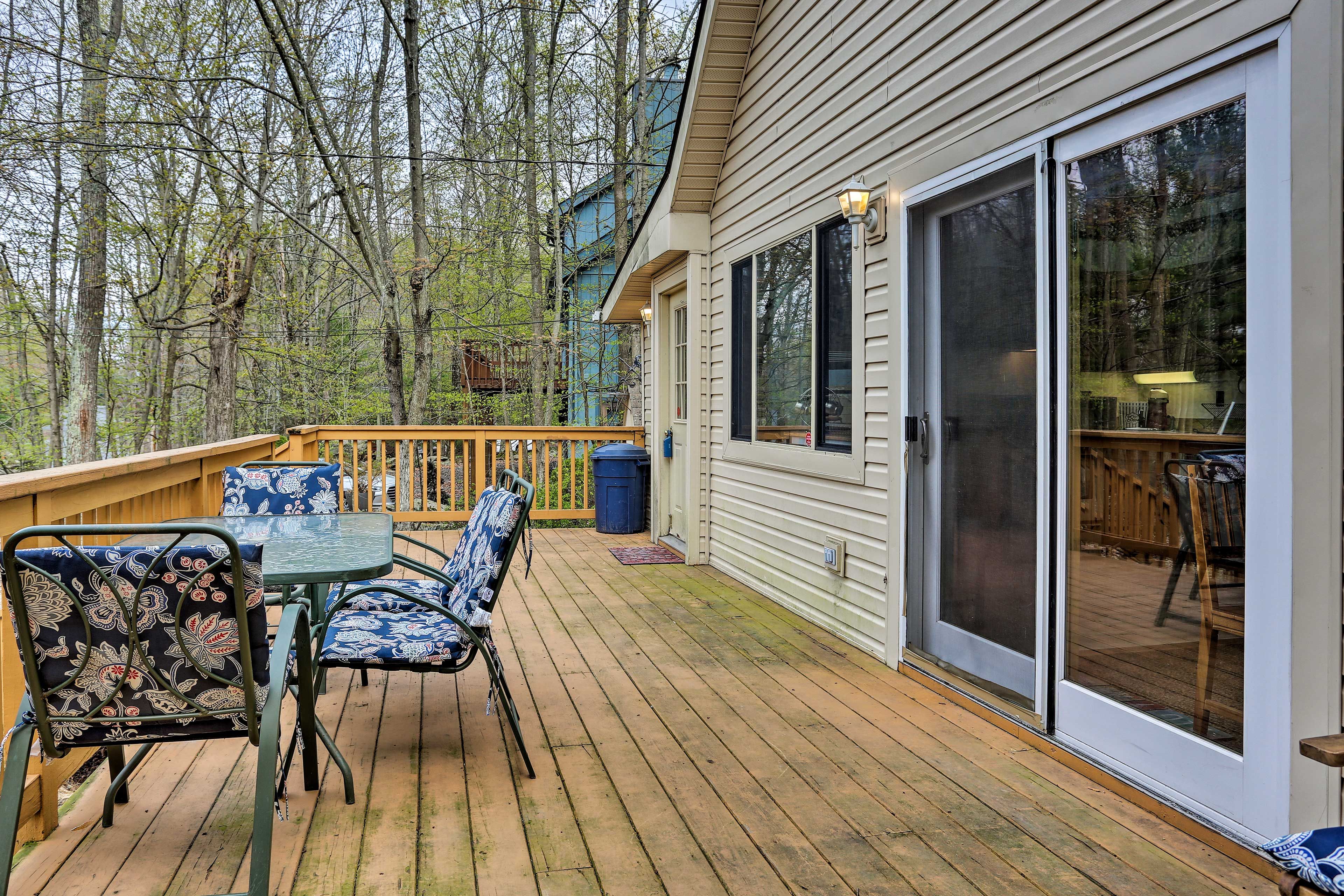 Dine al fresco on the deck!
