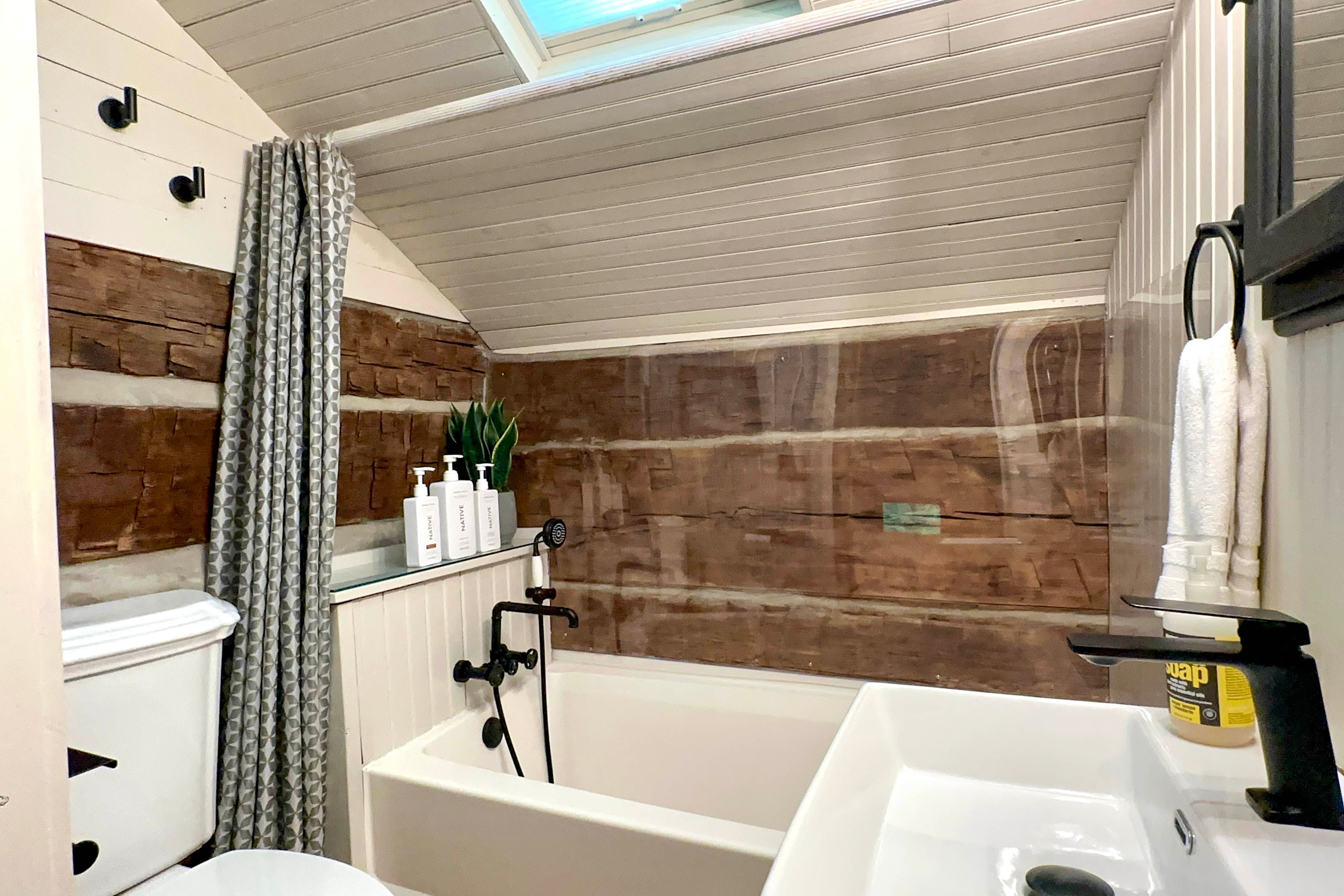 En-Suite Bathroom | Towels Provided