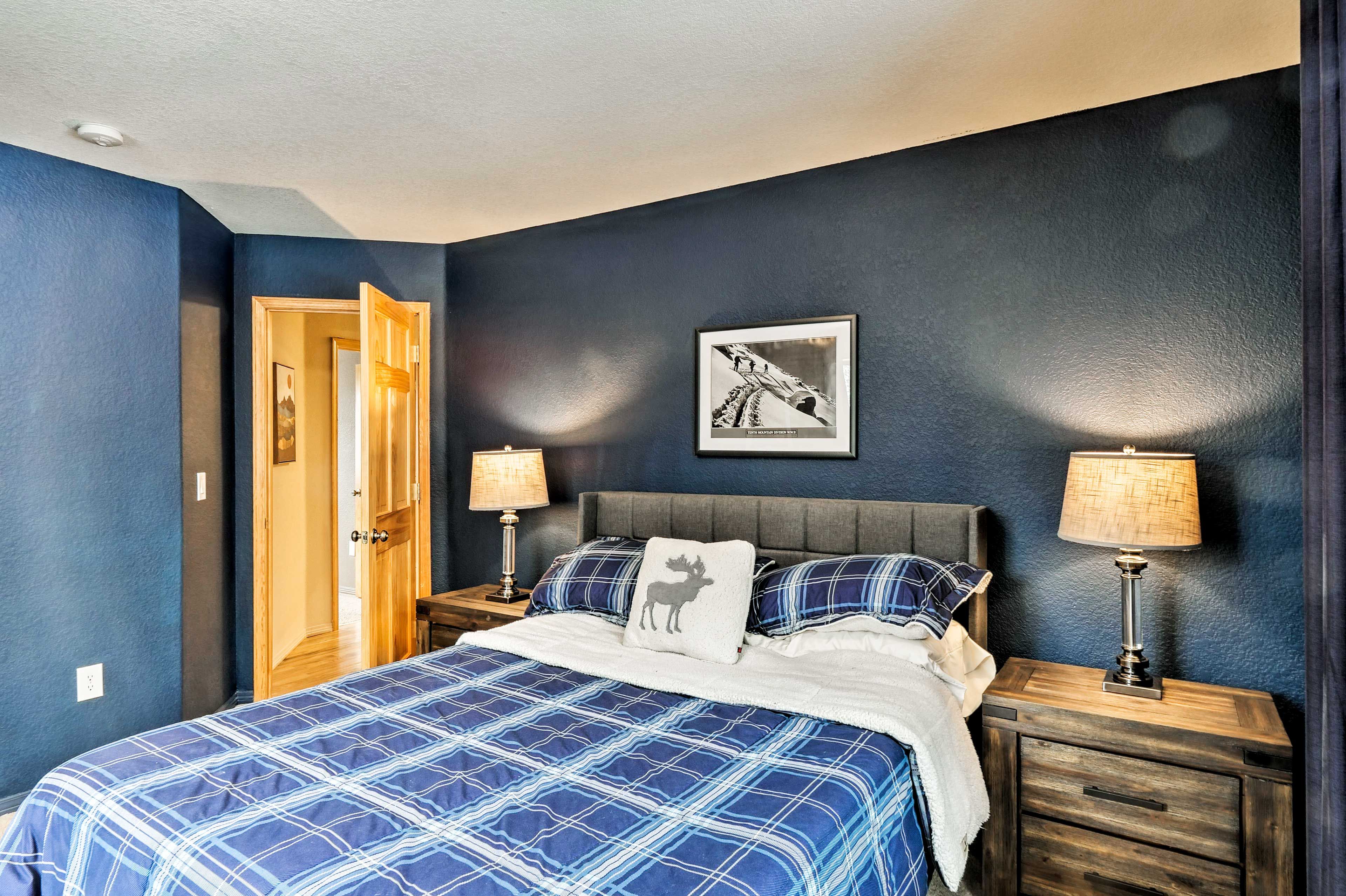 Bedroom 4 | Queen Bed
