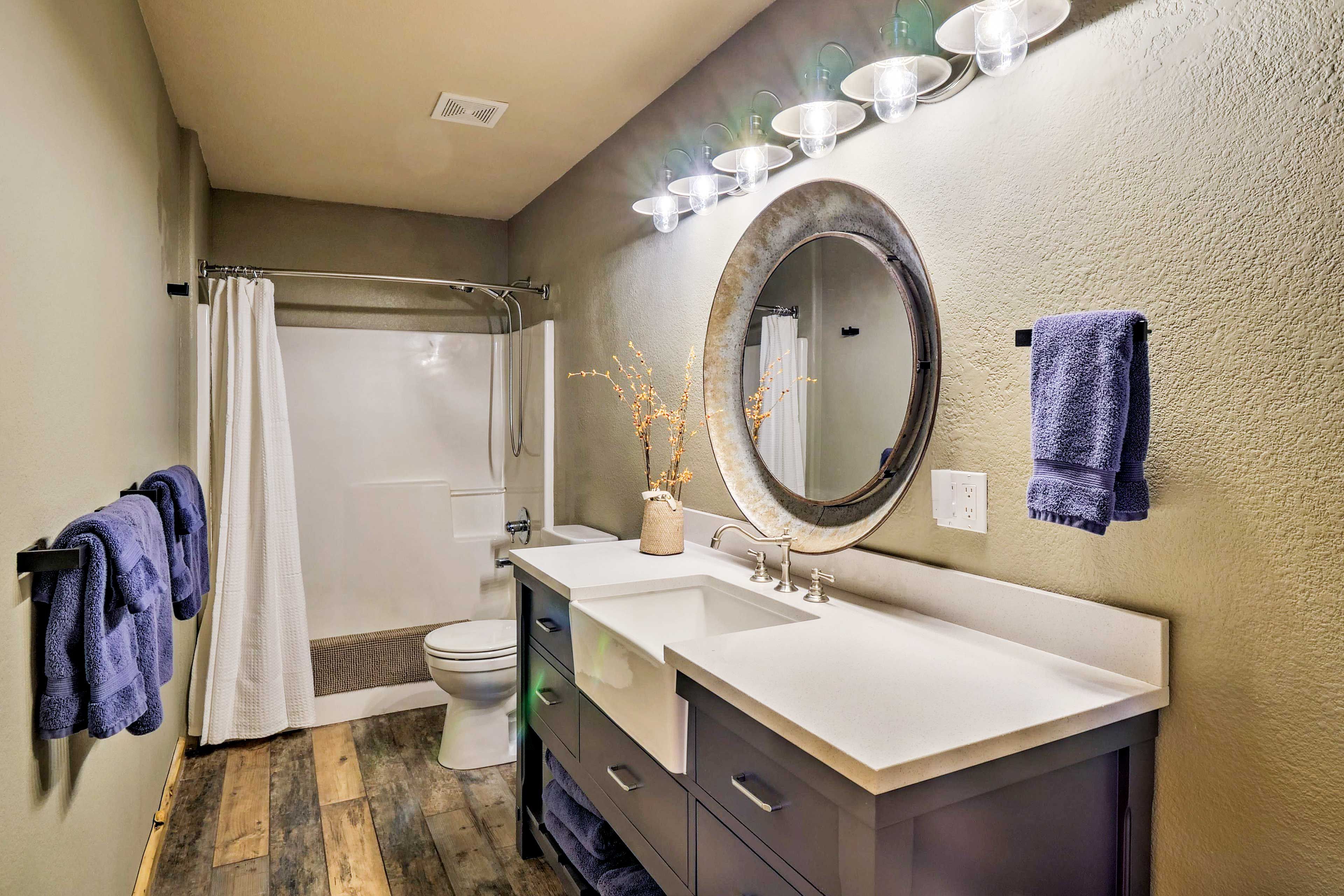 Full Bathroom | Towels Provided