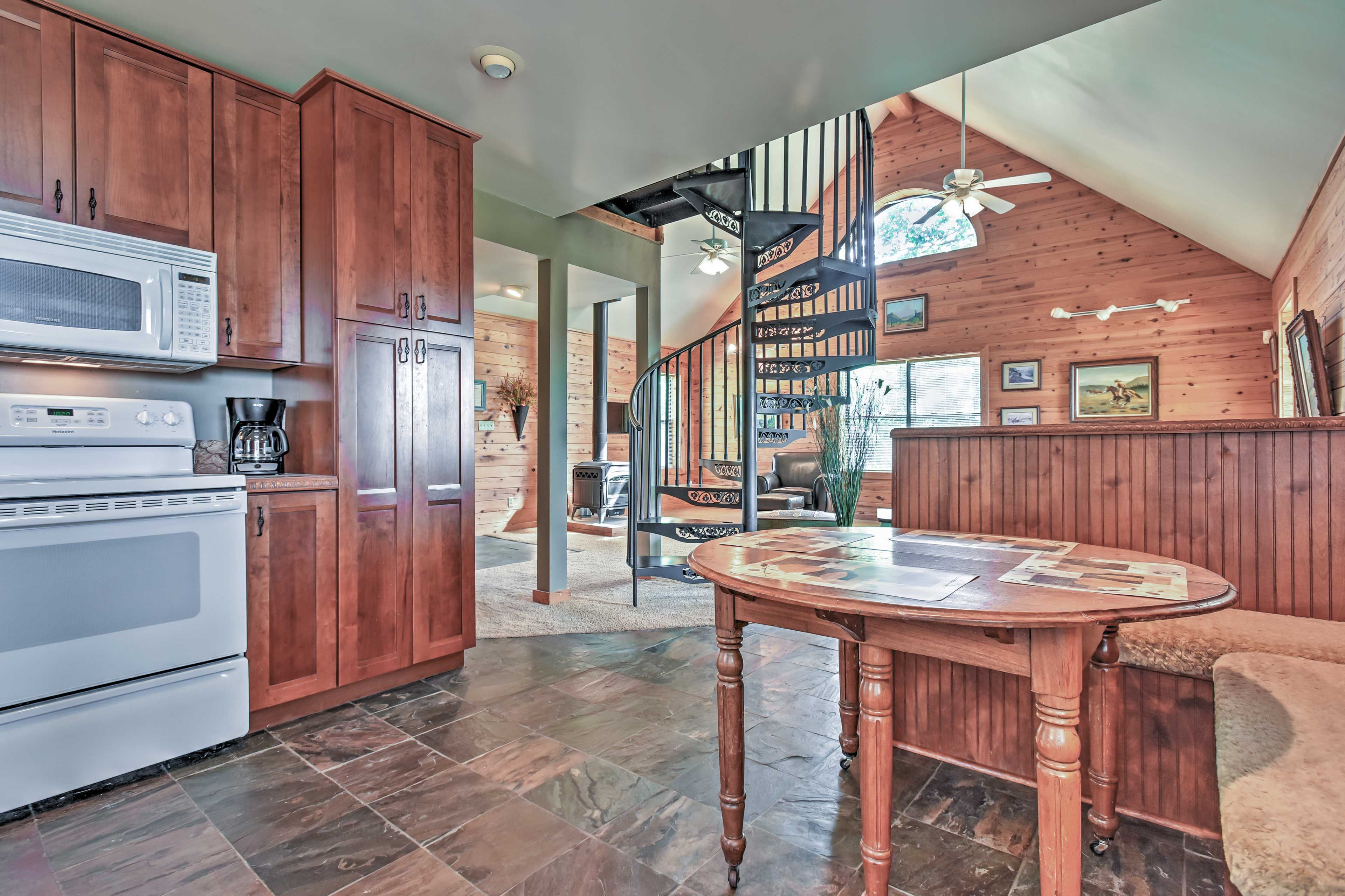 Dining Area | Dishes & Flatware Provided