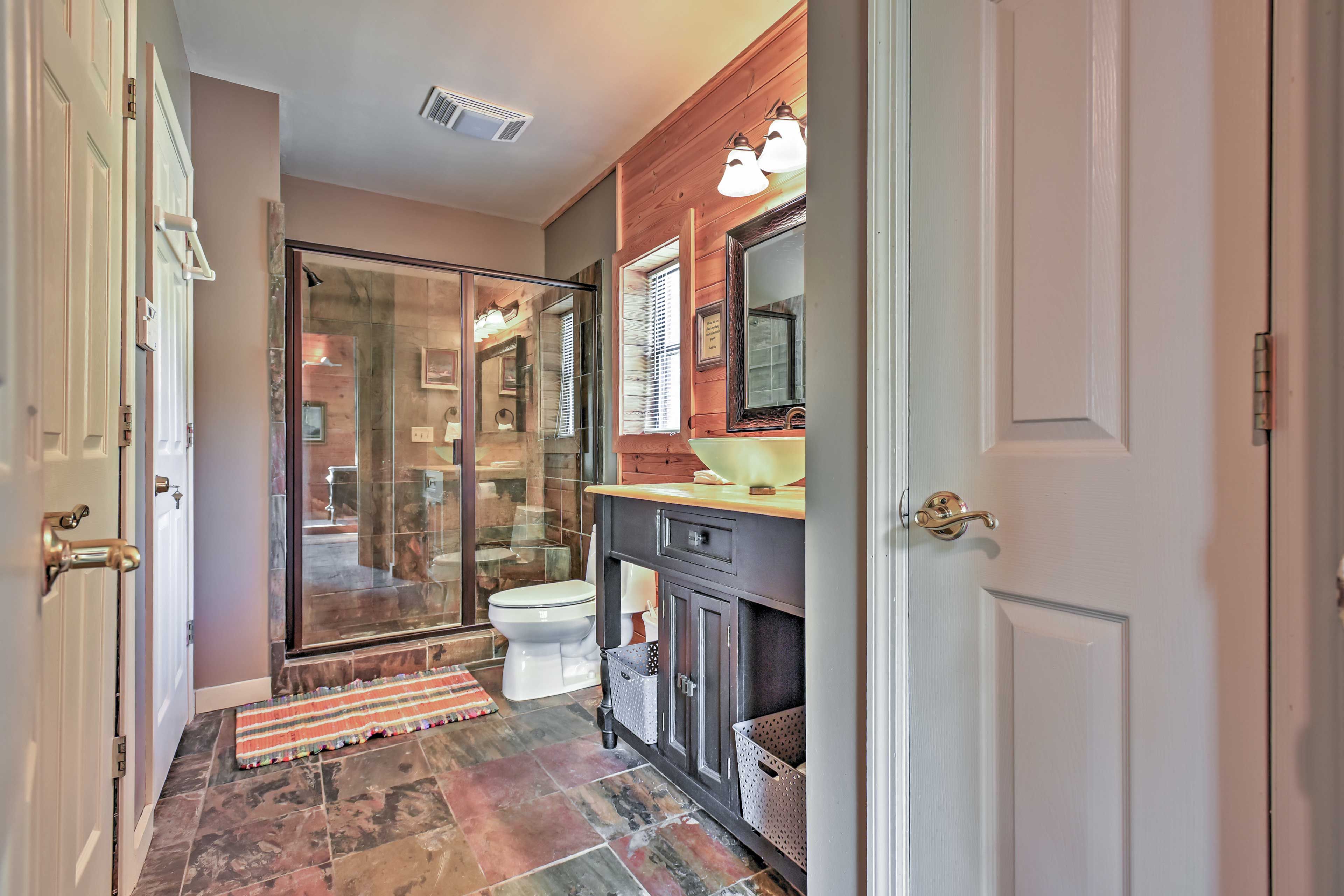 Full Bathroom | Towels & Linens Provided | Main Floor