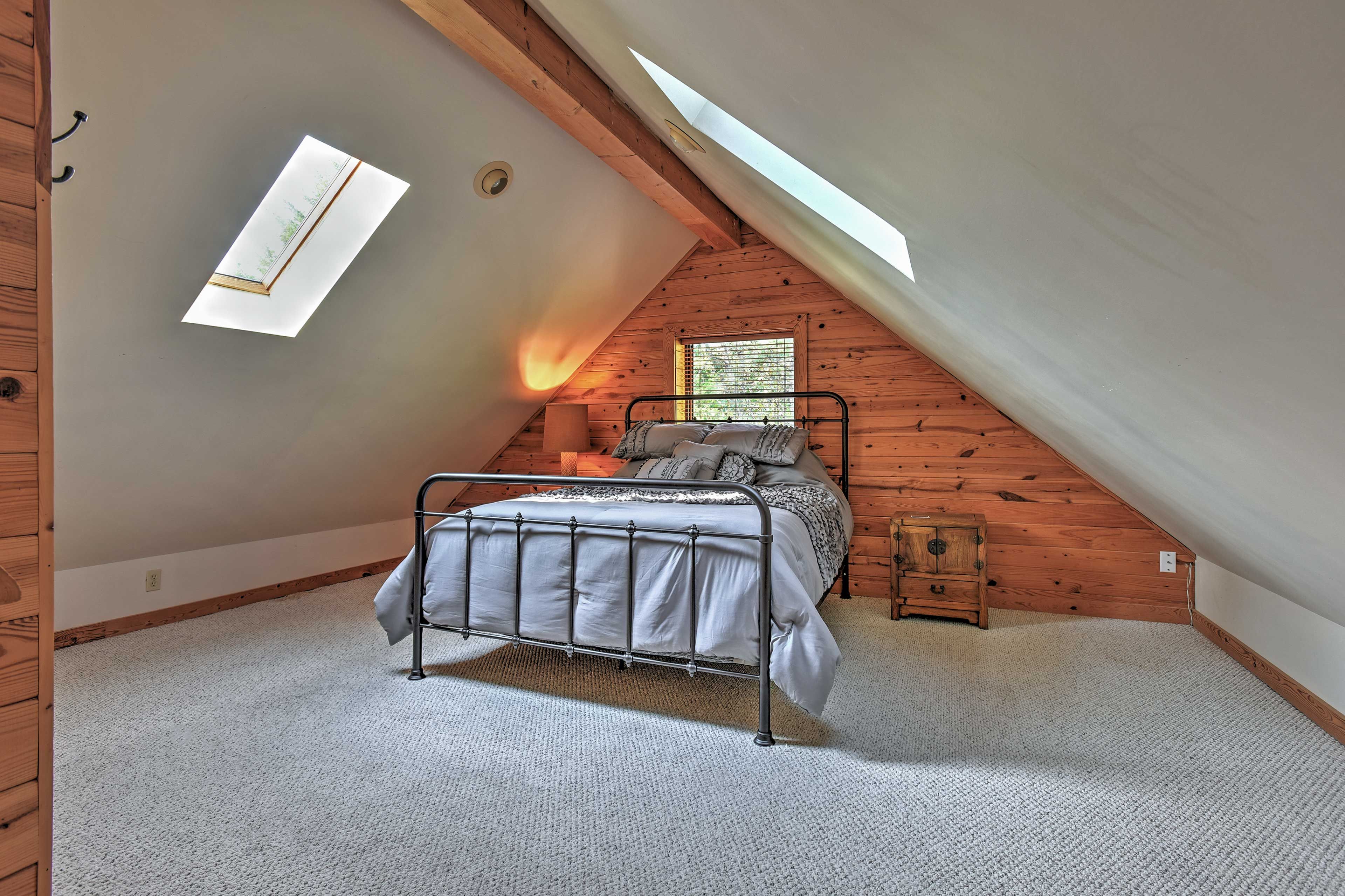 Bedroom (Loft) | Queen Bed
