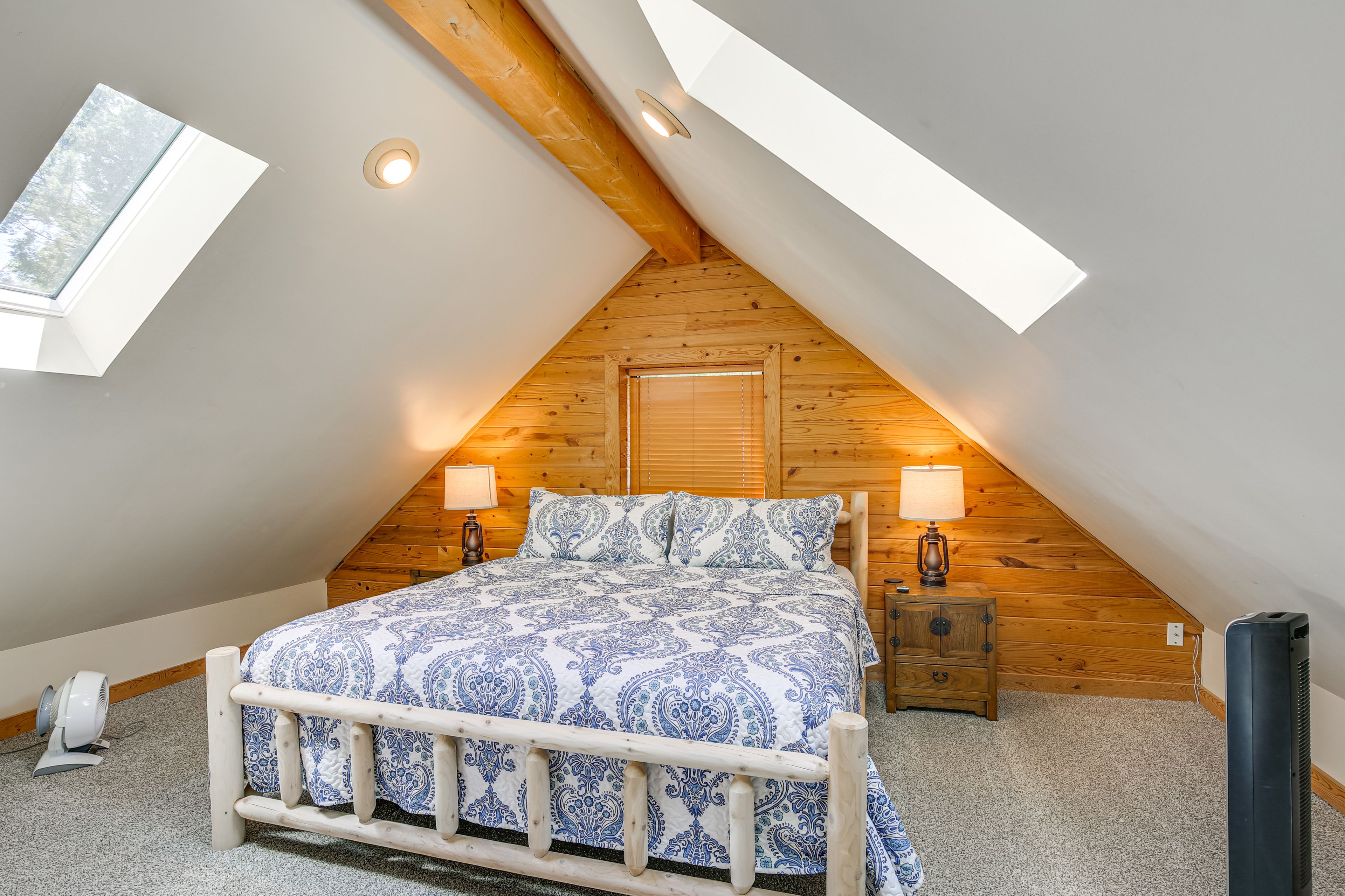 Bedroom (Loft) | King Bed