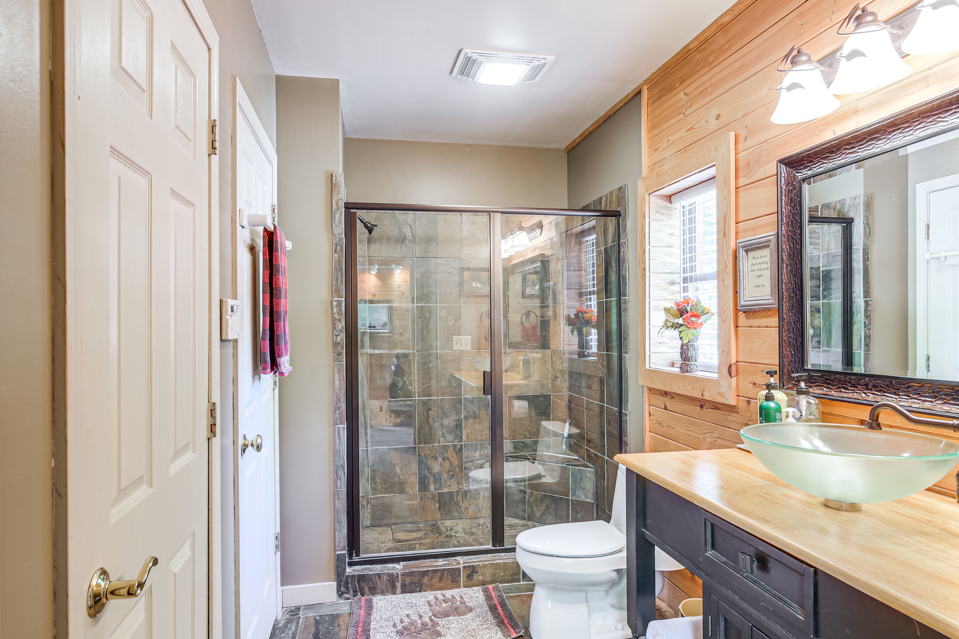 Full Bathroom | Towels & Linens Provided | Main Floor