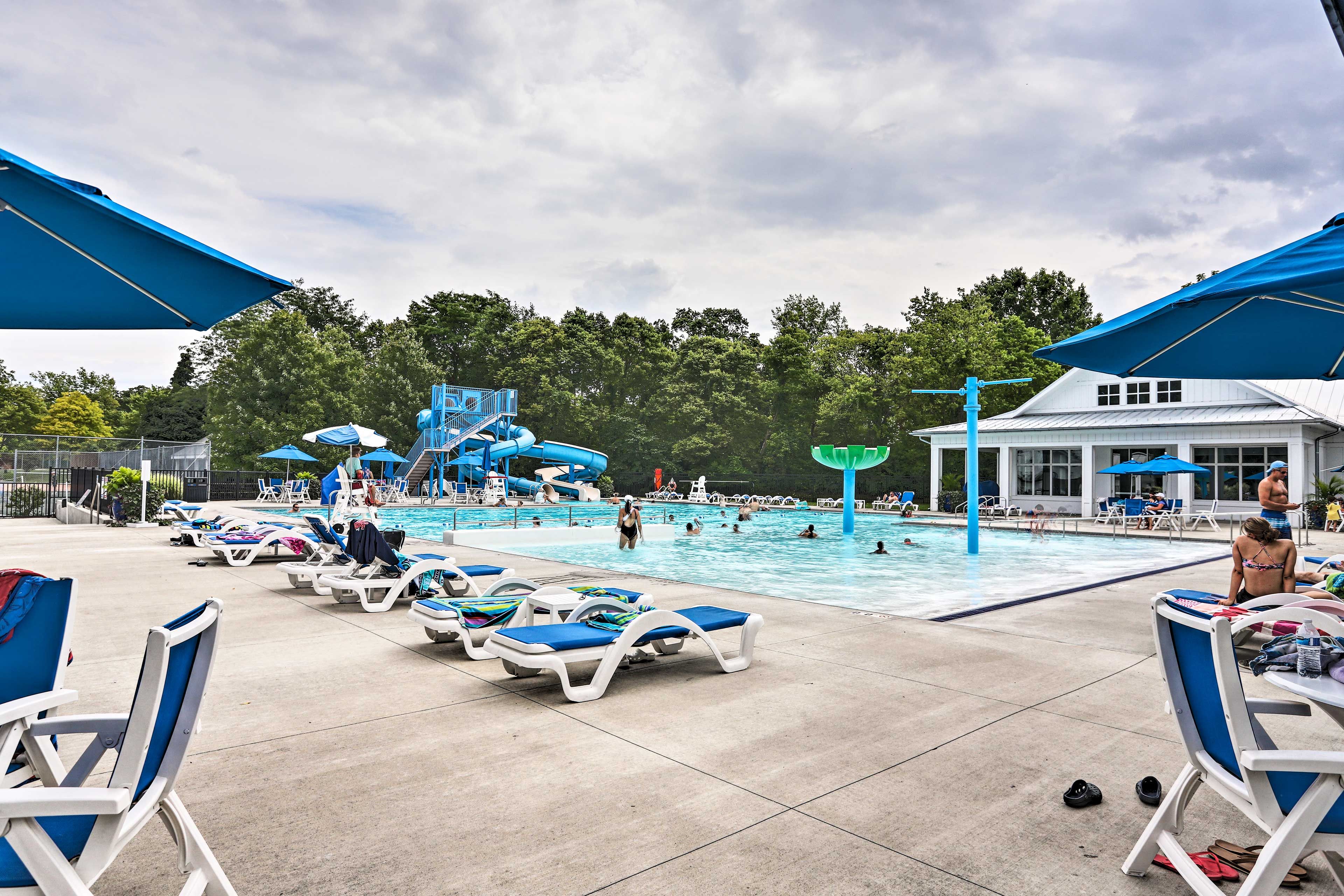 Community Amenities | Outdoor Pool & Water Park