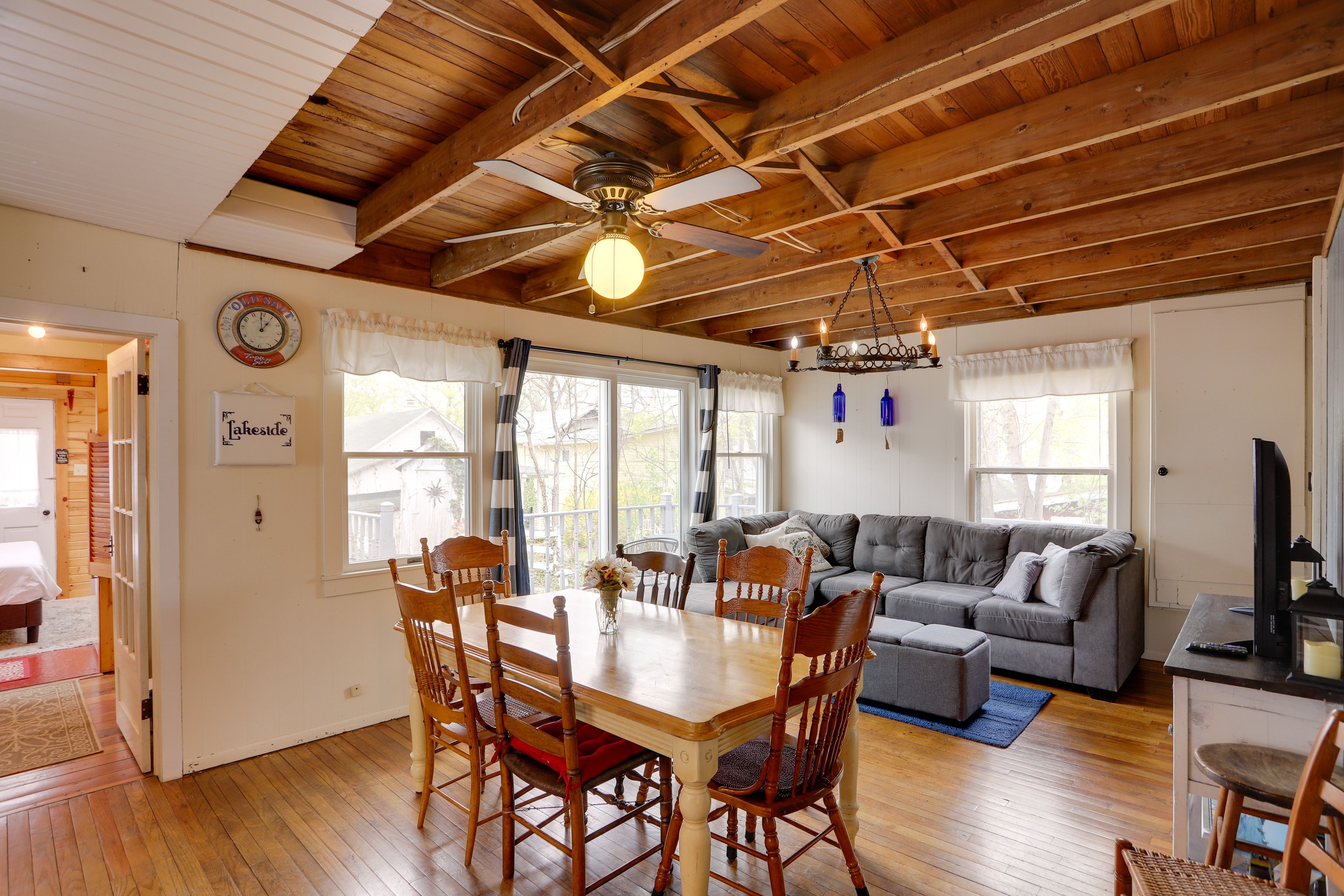 Dining Area | Dishware/Flatware Provided