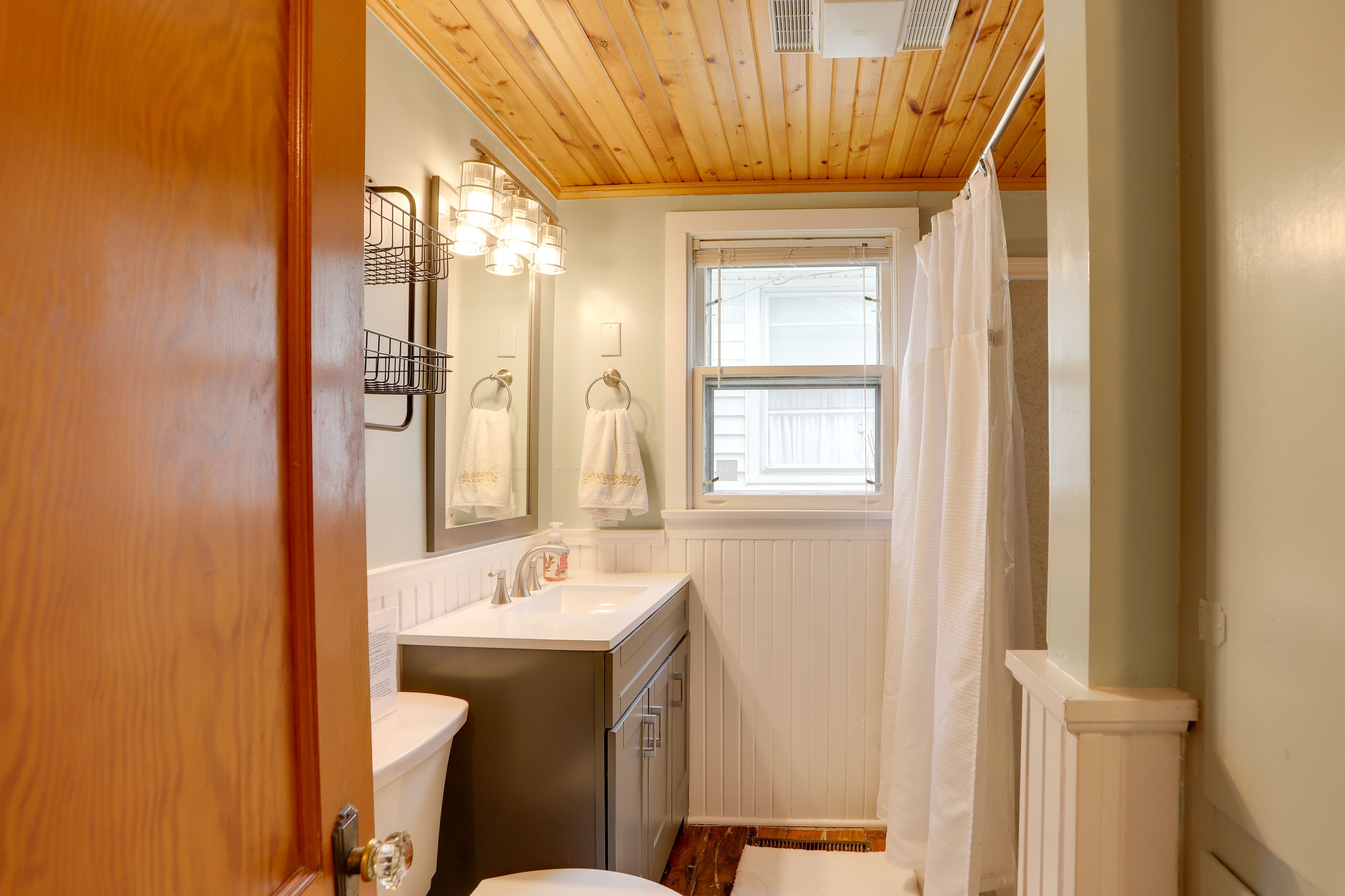 Full Bathroom | Toiletries Provided
