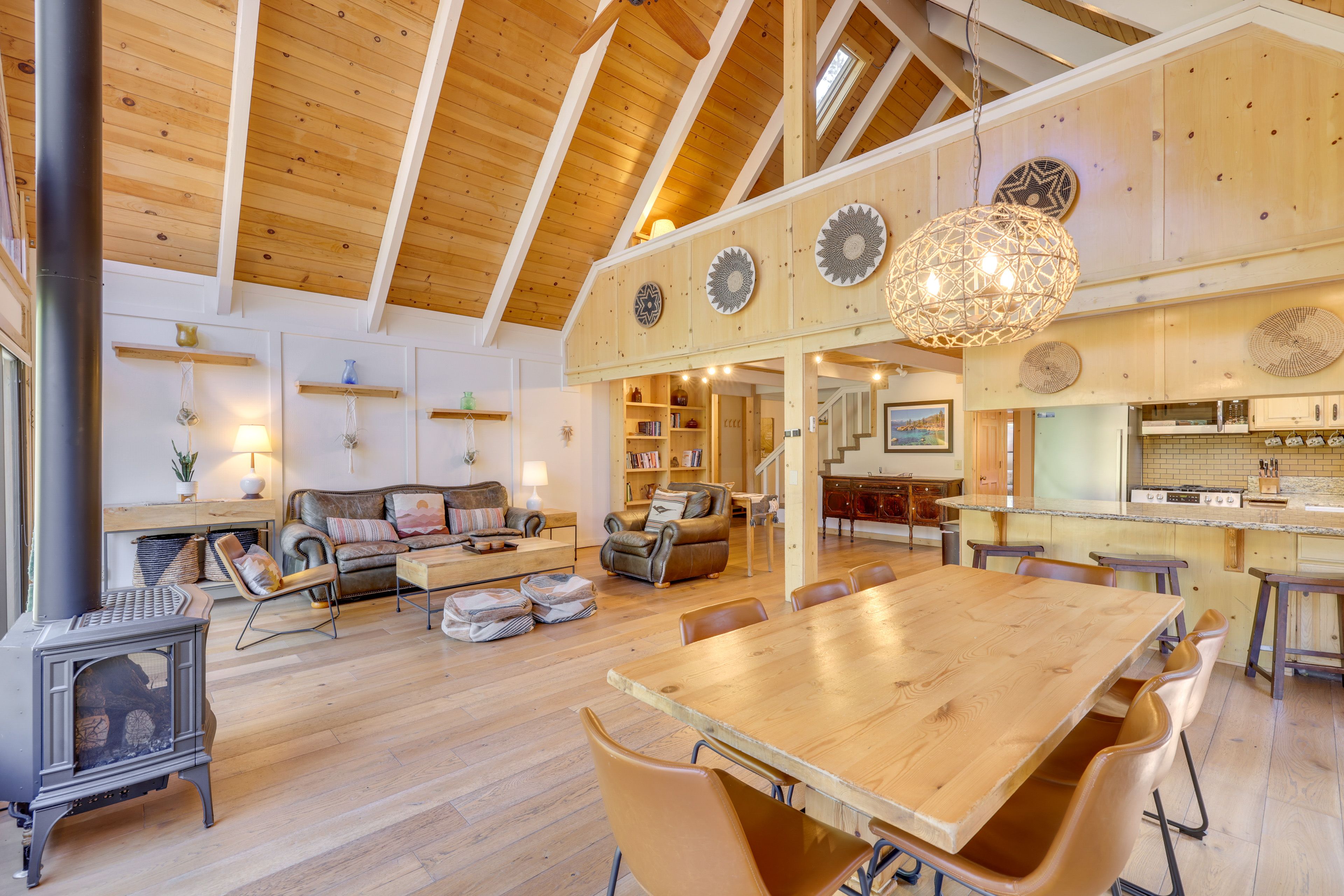 Dining Area | Dishware & Flatware Provided