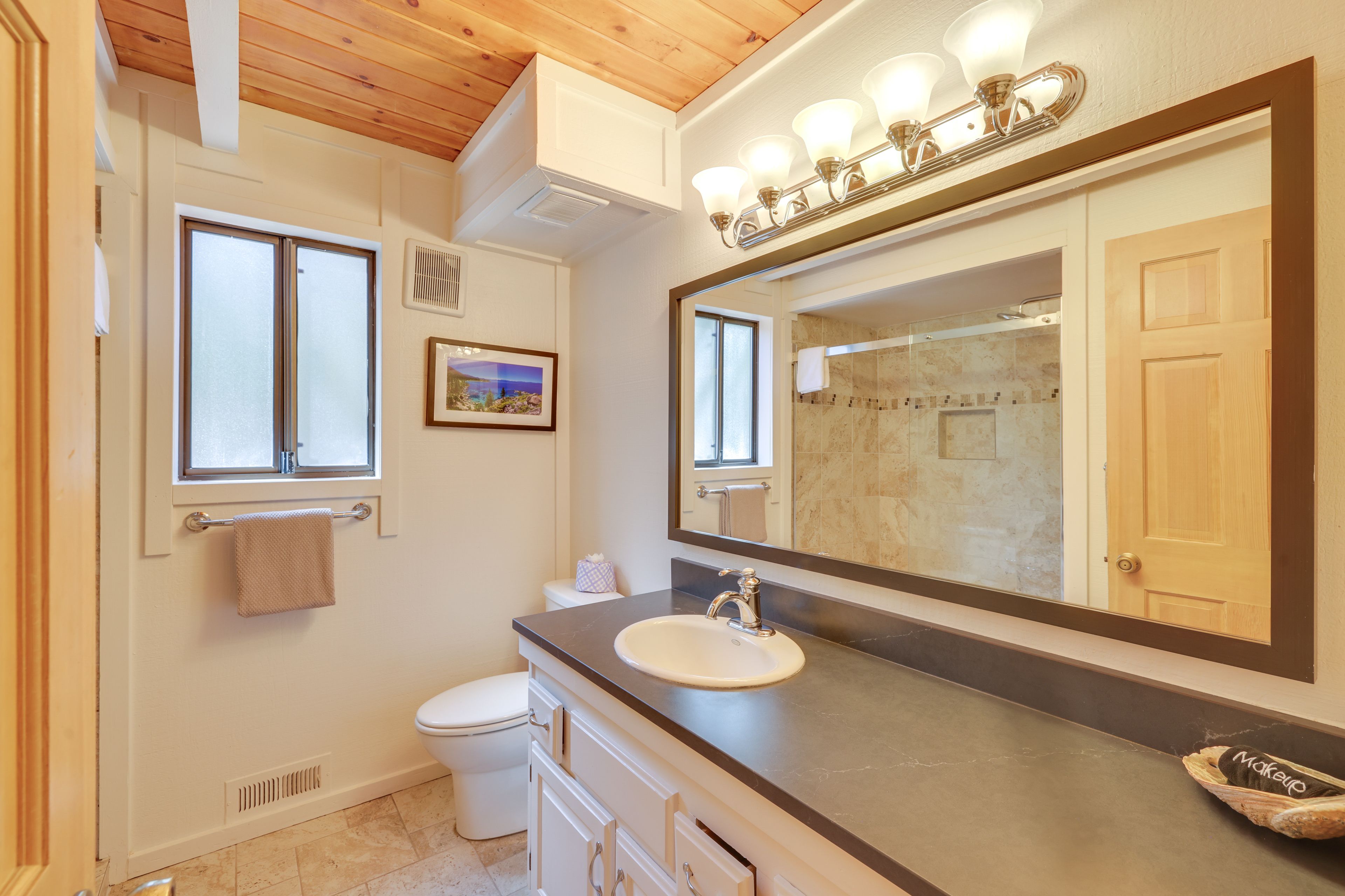 Full Bathroom | Towels Provided
