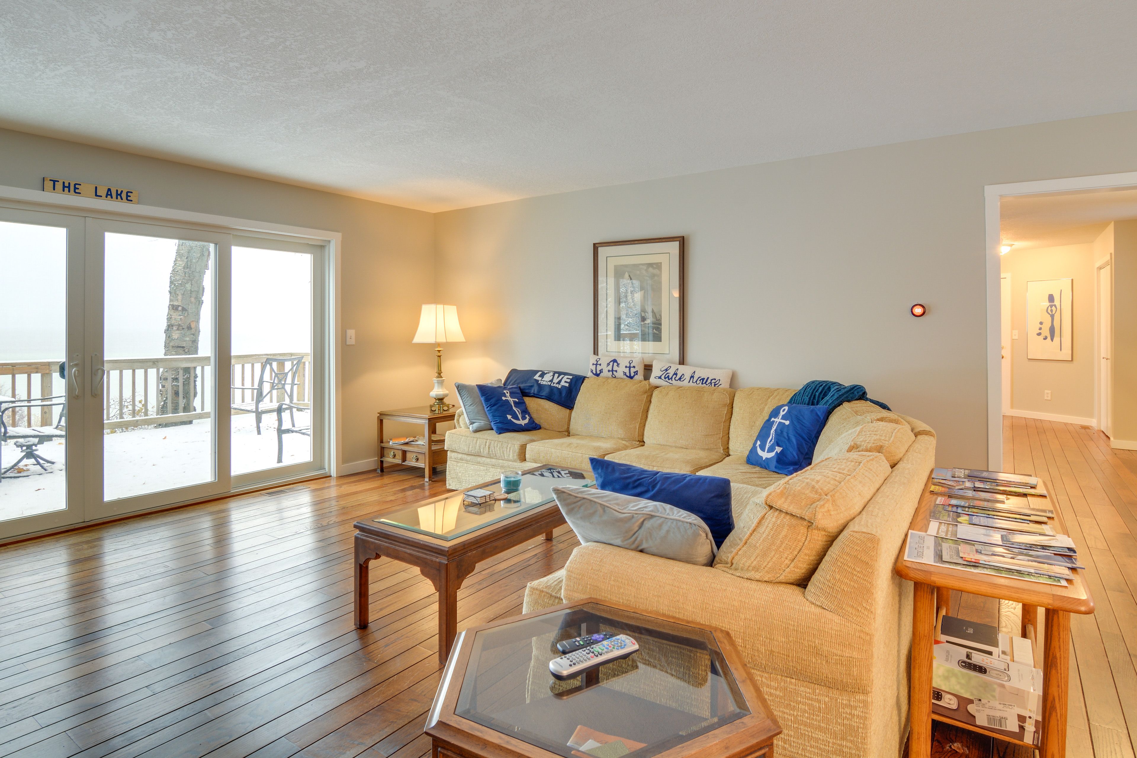 Living Room | Smart TV | Free WiFi | Central A/C & Heating
