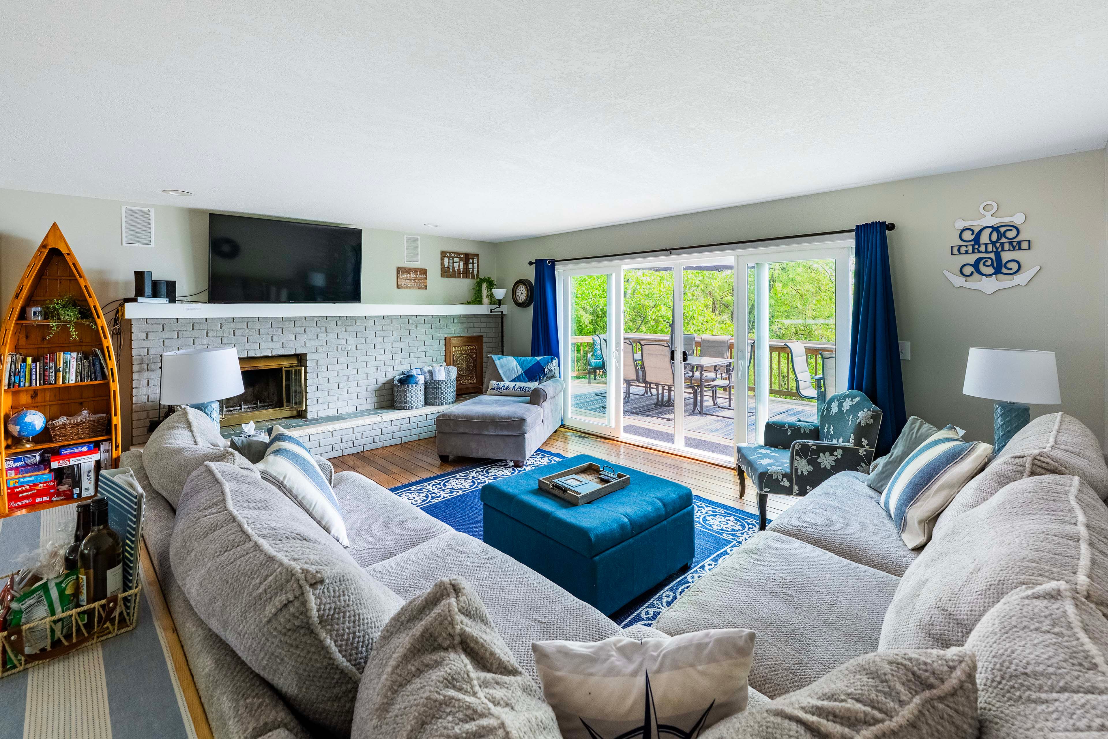 Living Room | Smart TV | Free WiFi | Central A/C & Heating
