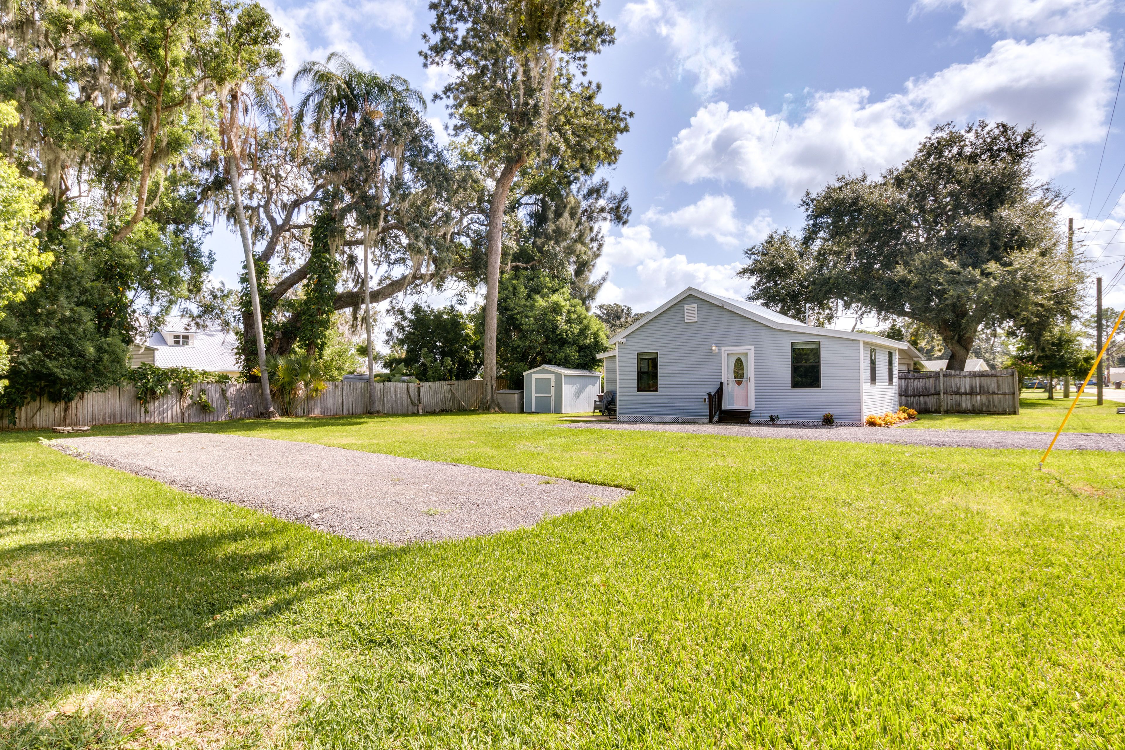 Parking | Driveway (4 Vehicles) | RV/Trailer Parking | Free Street Parking