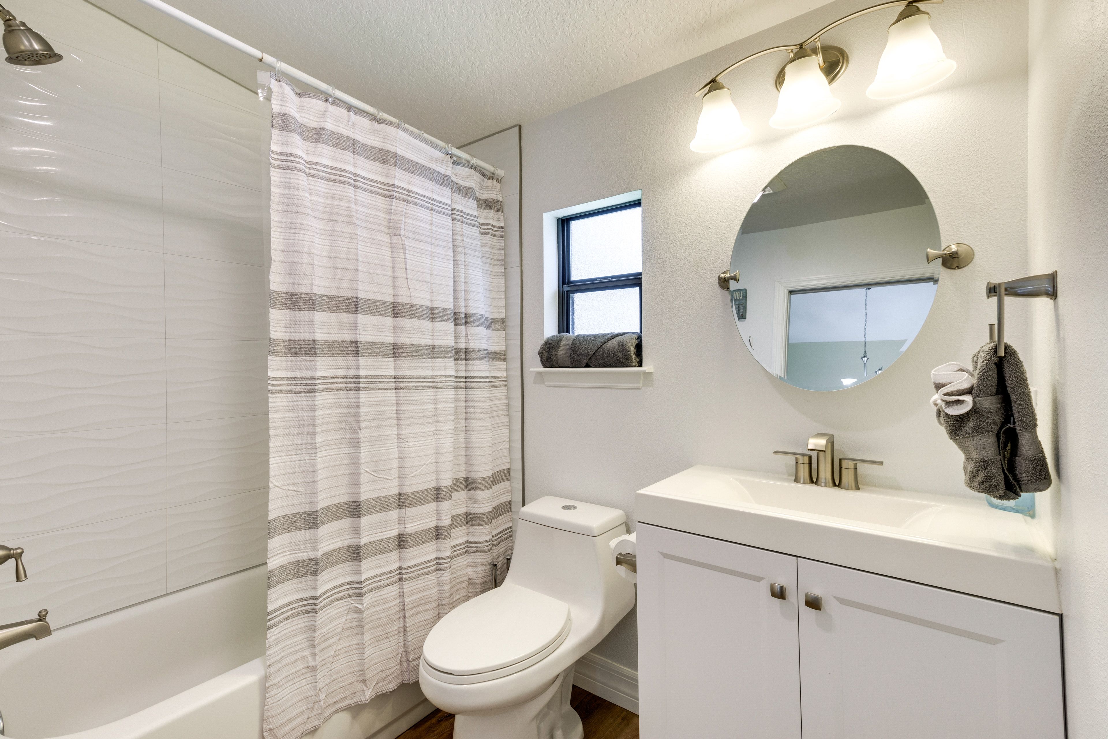 Full Bath | Towels | Toiletries