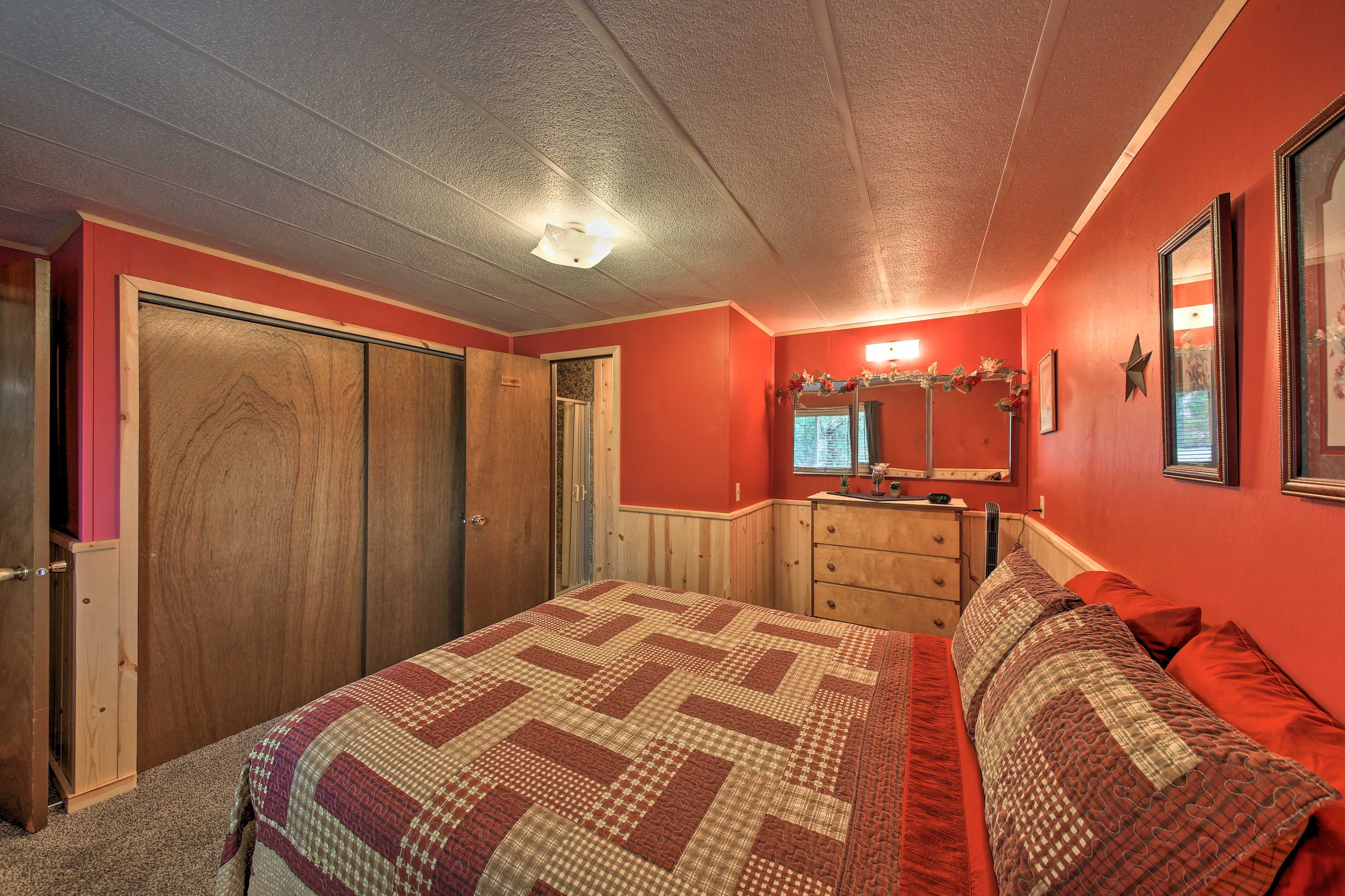 Bedroom 1 | Queen Bed