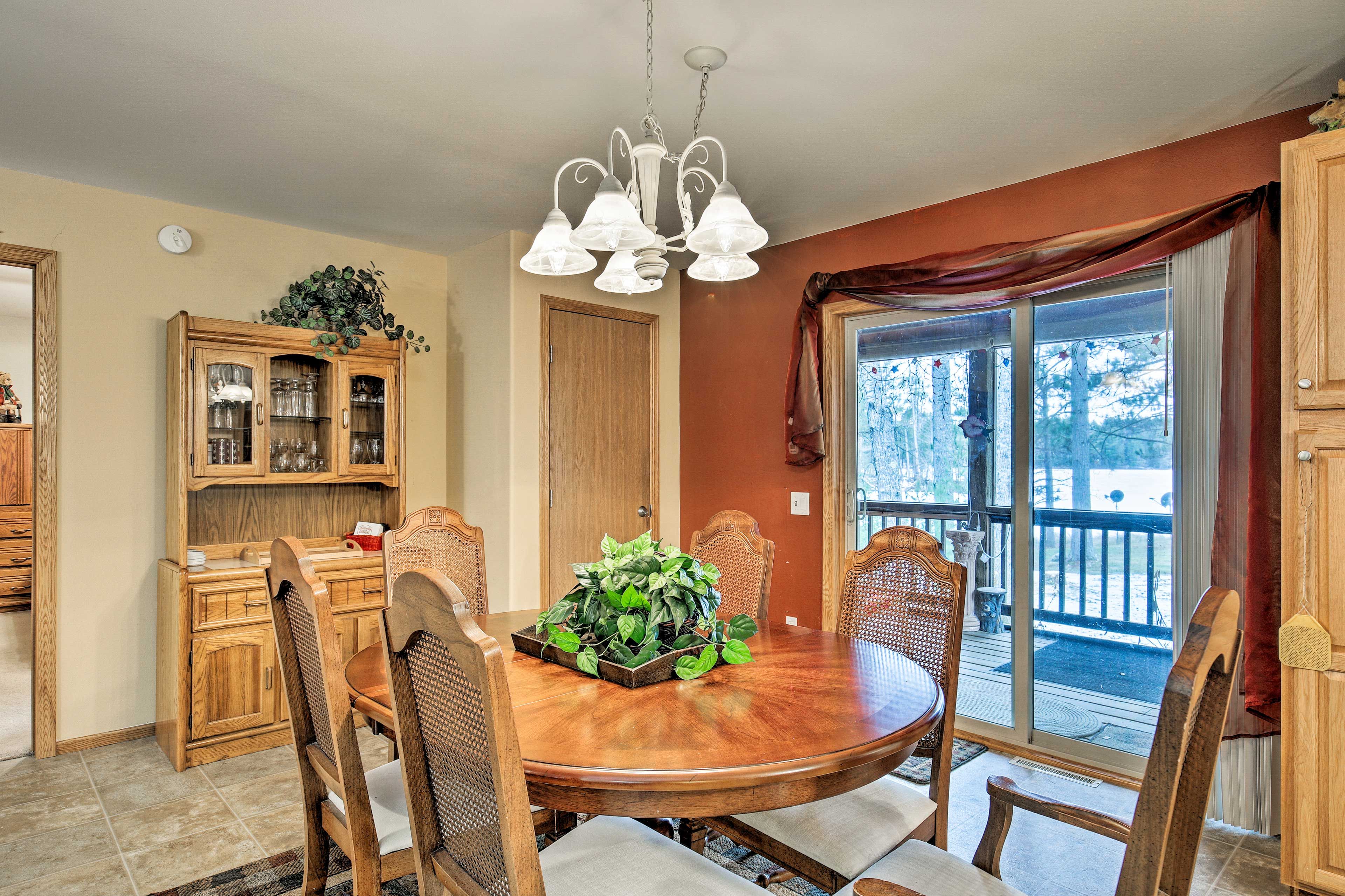 Dining Area | Dishes & Flatware Provided
