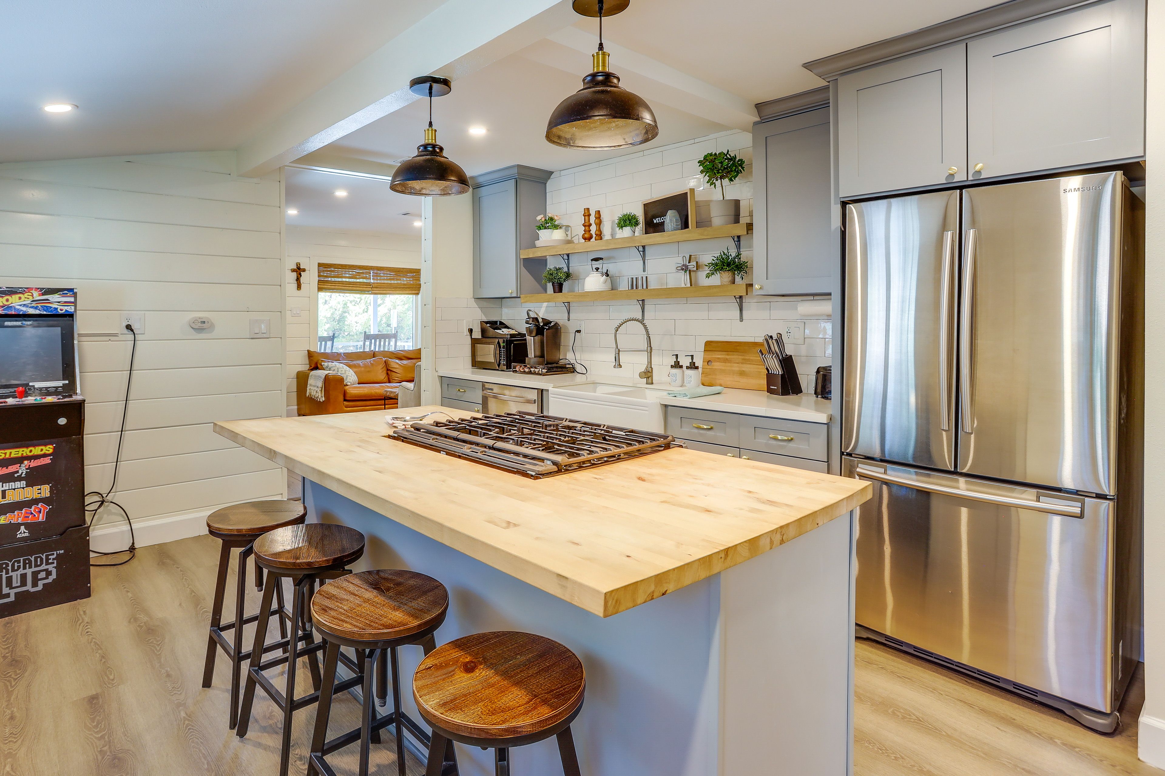 Kitchen | Single Story | Toaster | Trash Bags & Paper Towels | Spices