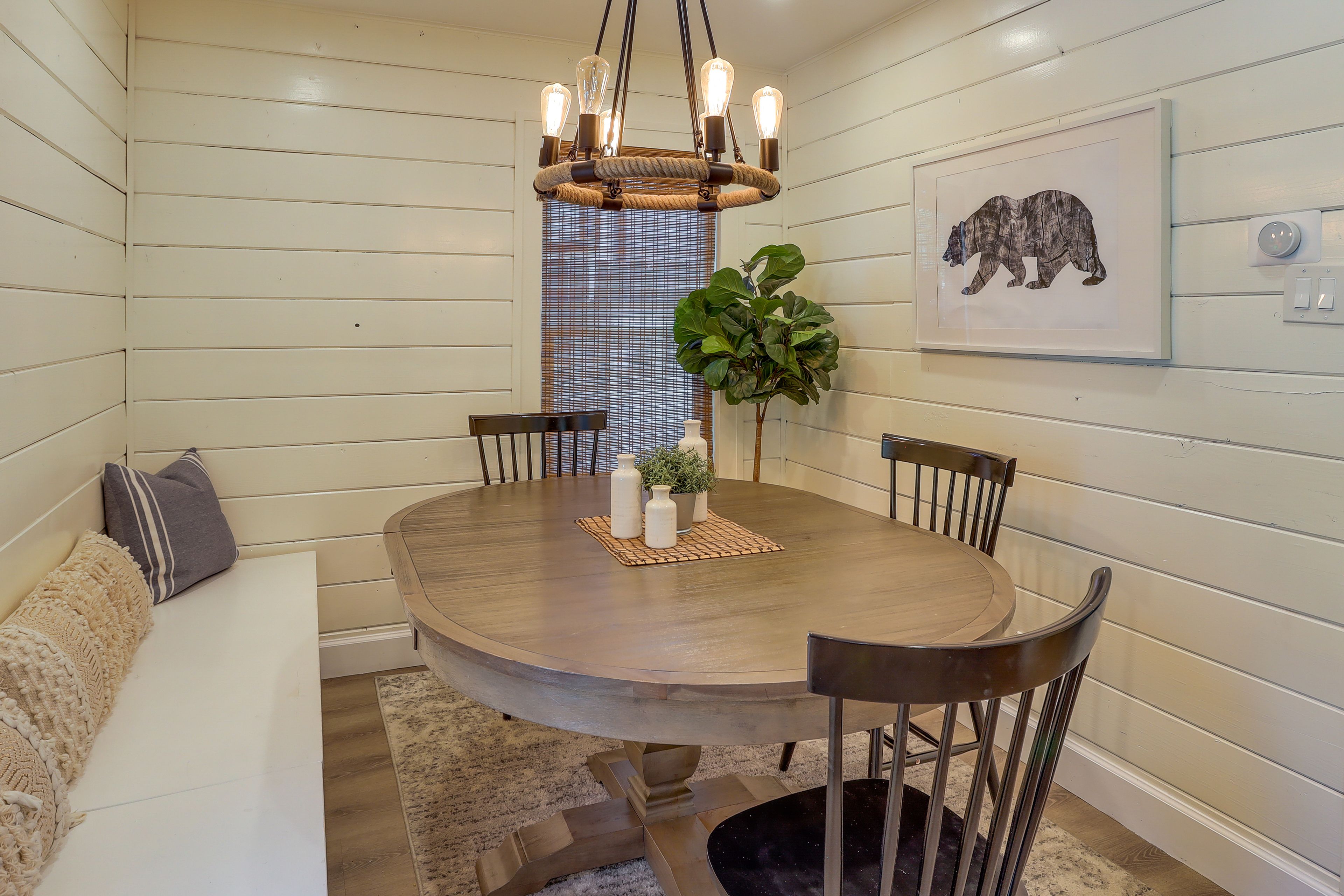 Dining Area | Dishware & Flatware Provided