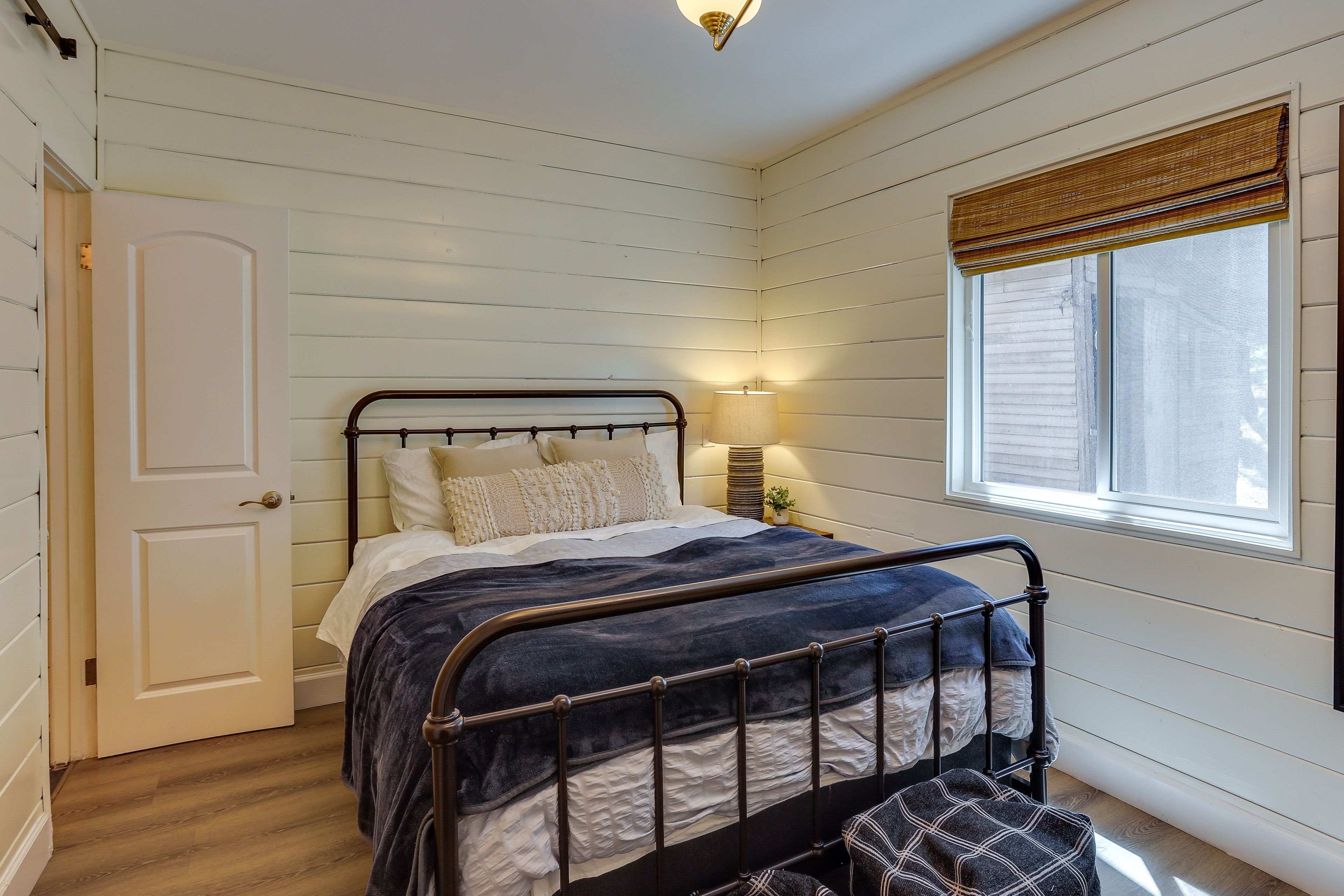 Bedroom 1 | Queen Bed