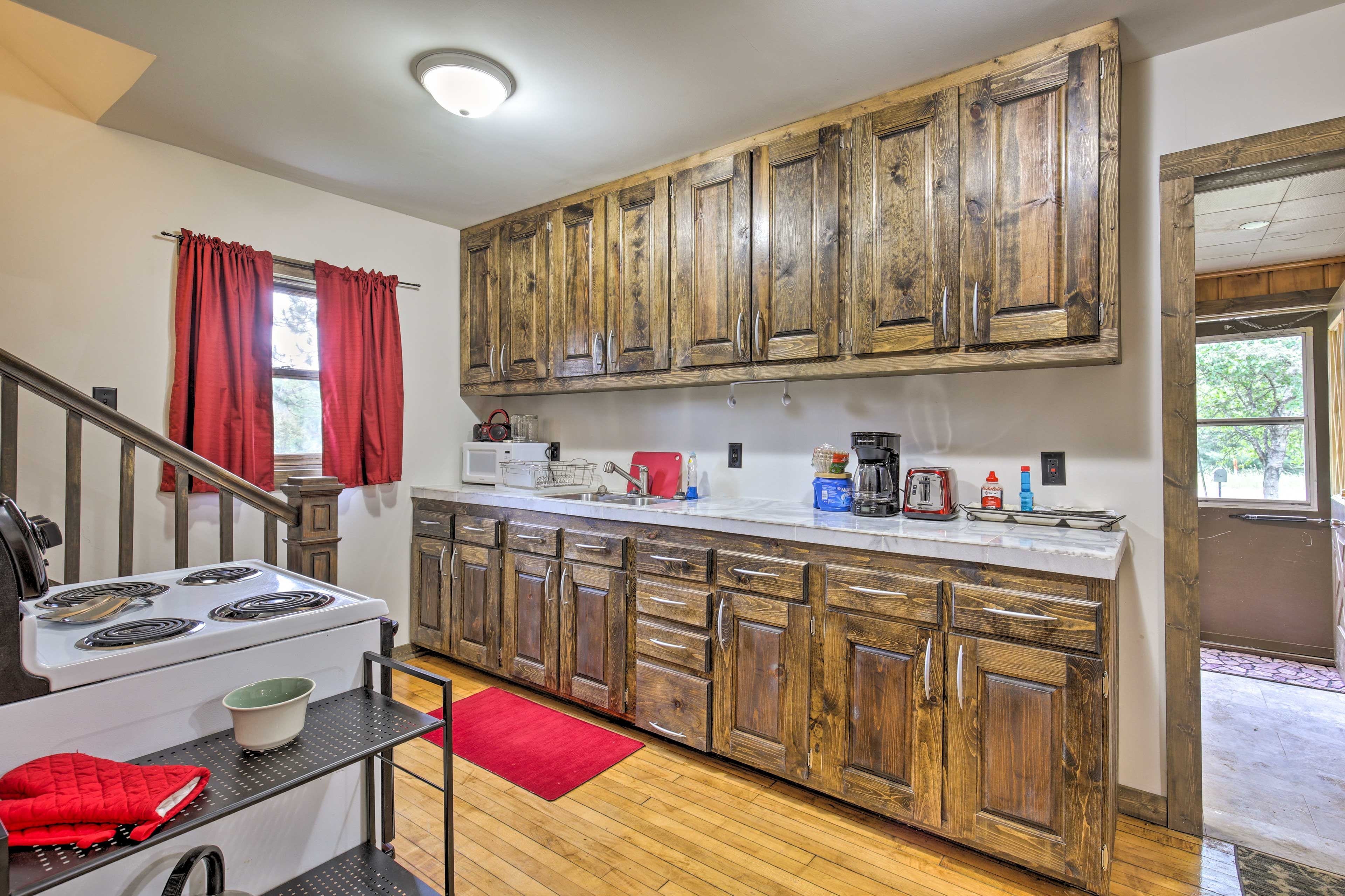 Well-Equipped Kitchen | Dishware & Flatware
