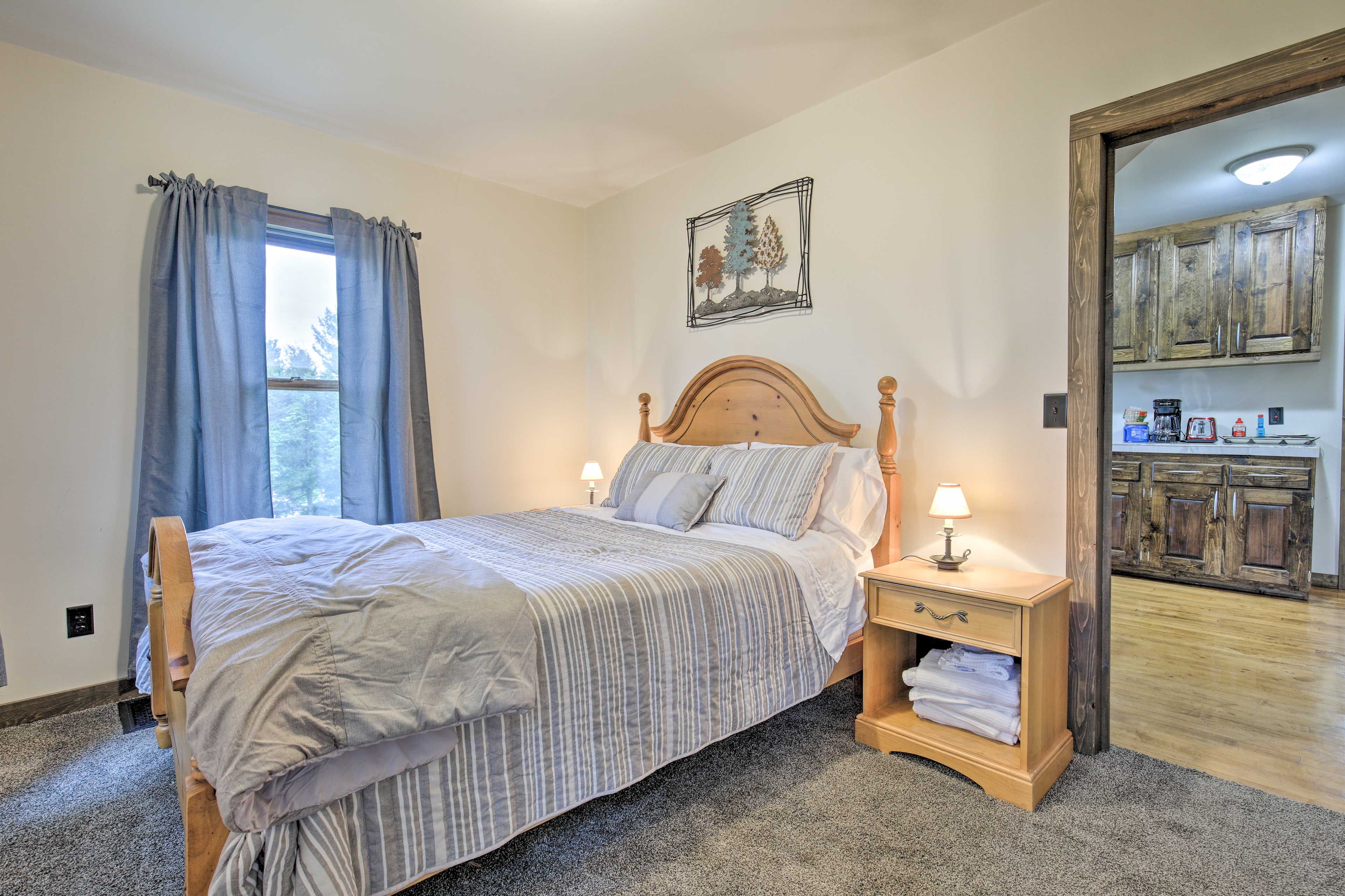 Bedroom 1 | Queen Bed