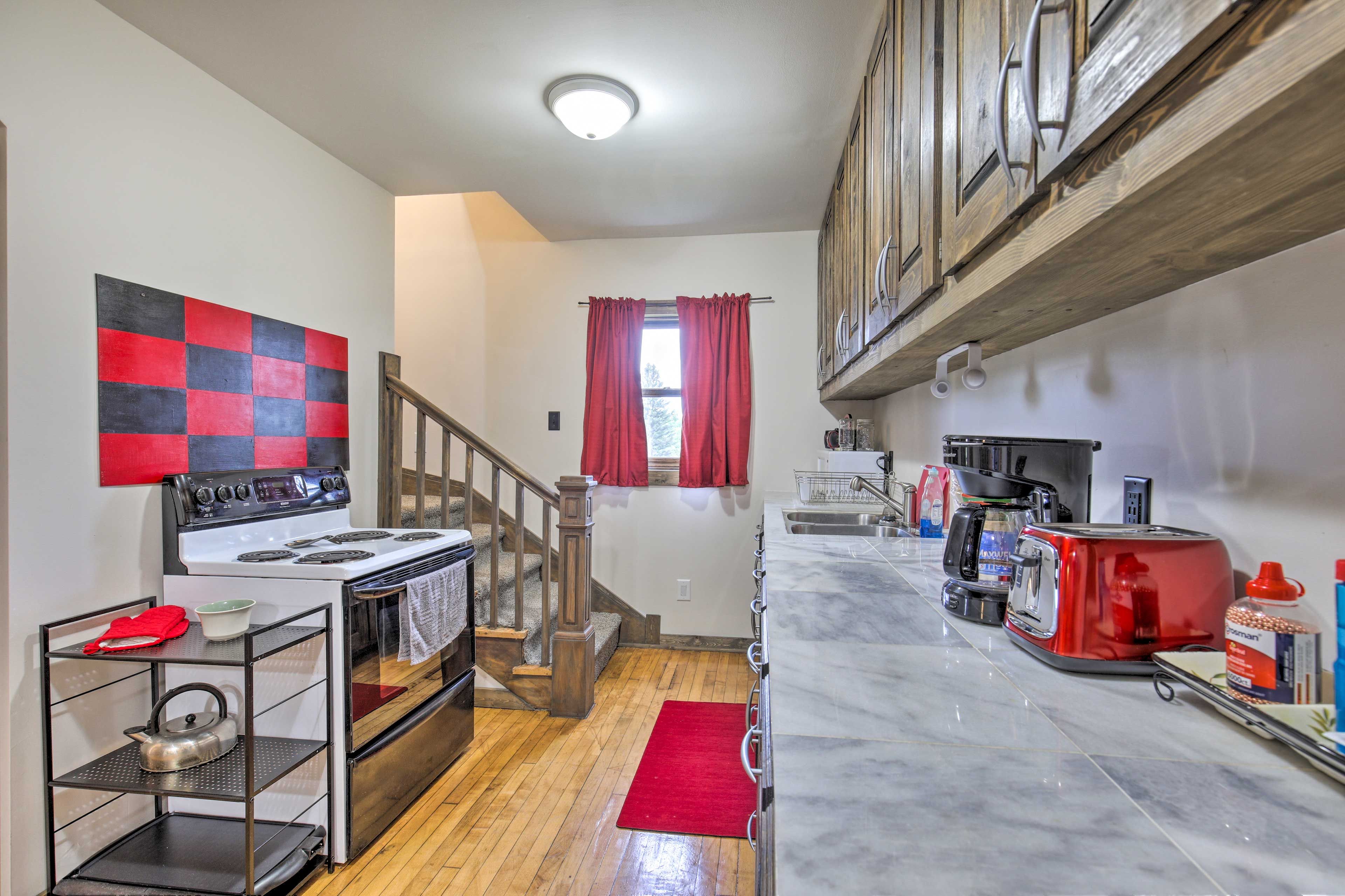 Well-Equipped Kitchen | Microwave | Dishware & Flatware
