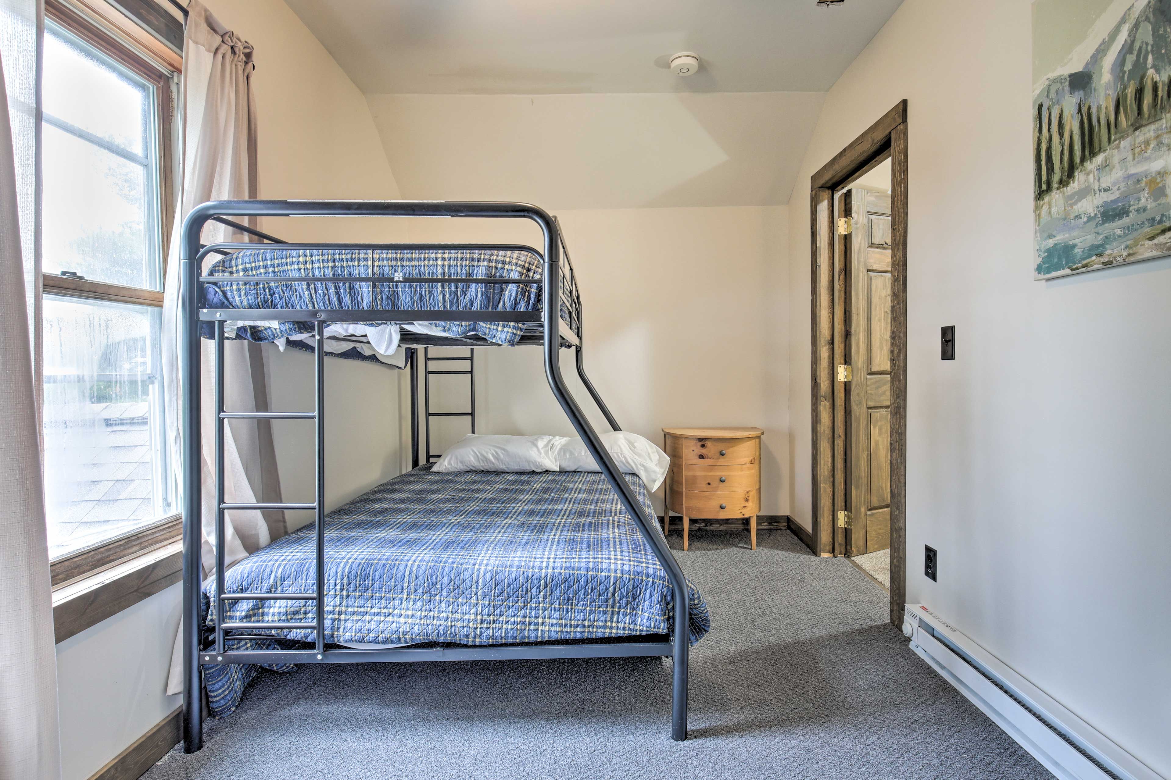 Bedroom 2 | Twin/ Full Bunk Bed | 1st Floor