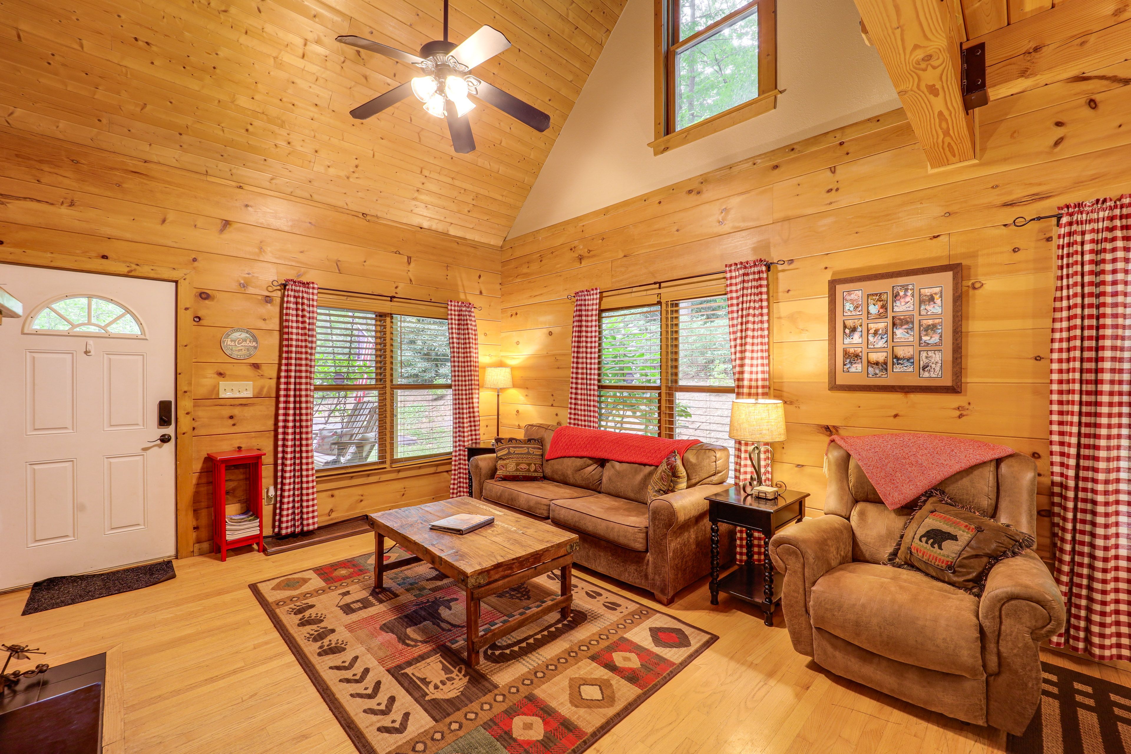 Living Room | Free WiFi | Open Floor Plan